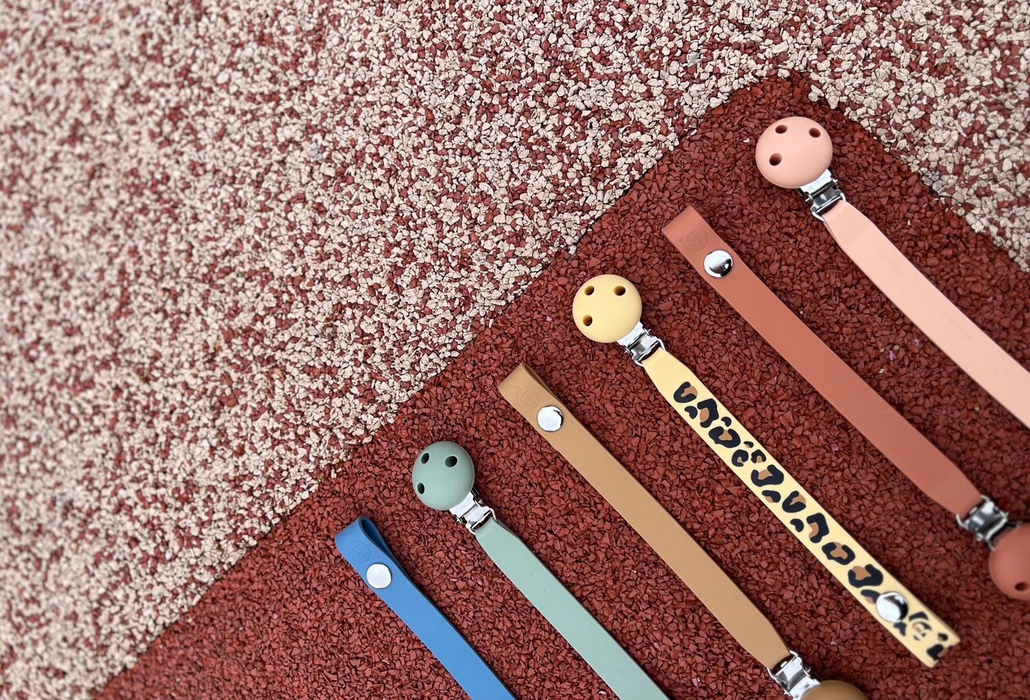 Les attaches-tétines en silicone : guide complet pour les Cool Families