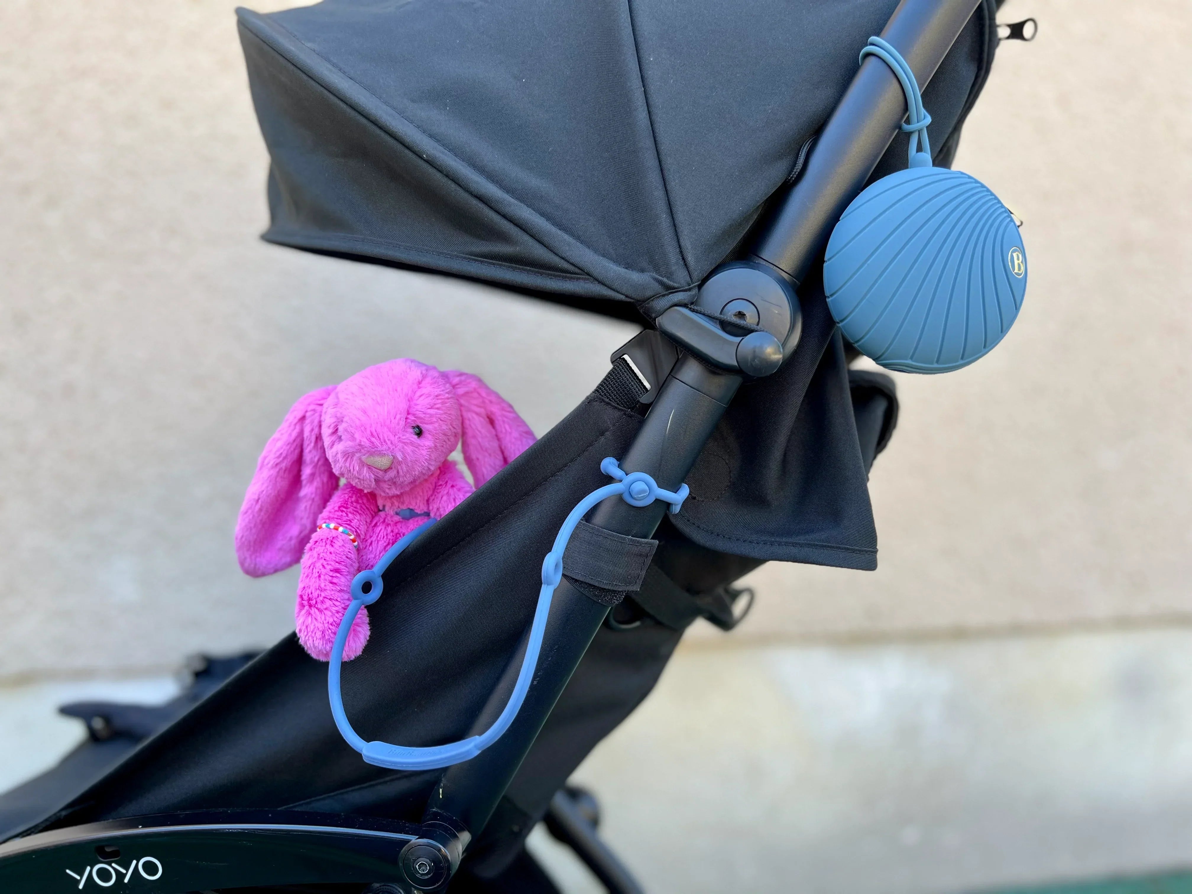 Pourquoi l’Attache Doudou pour Poussette est l’Indispensable des Parents