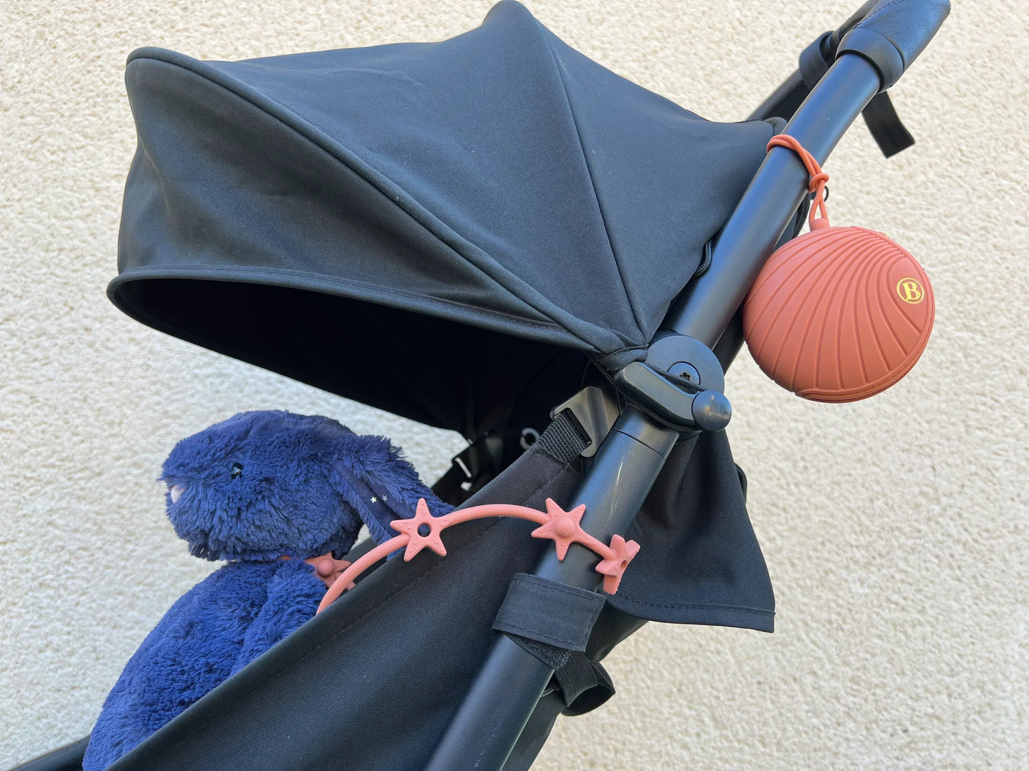 Attache doudou pour poussette : fini les doudous perdus