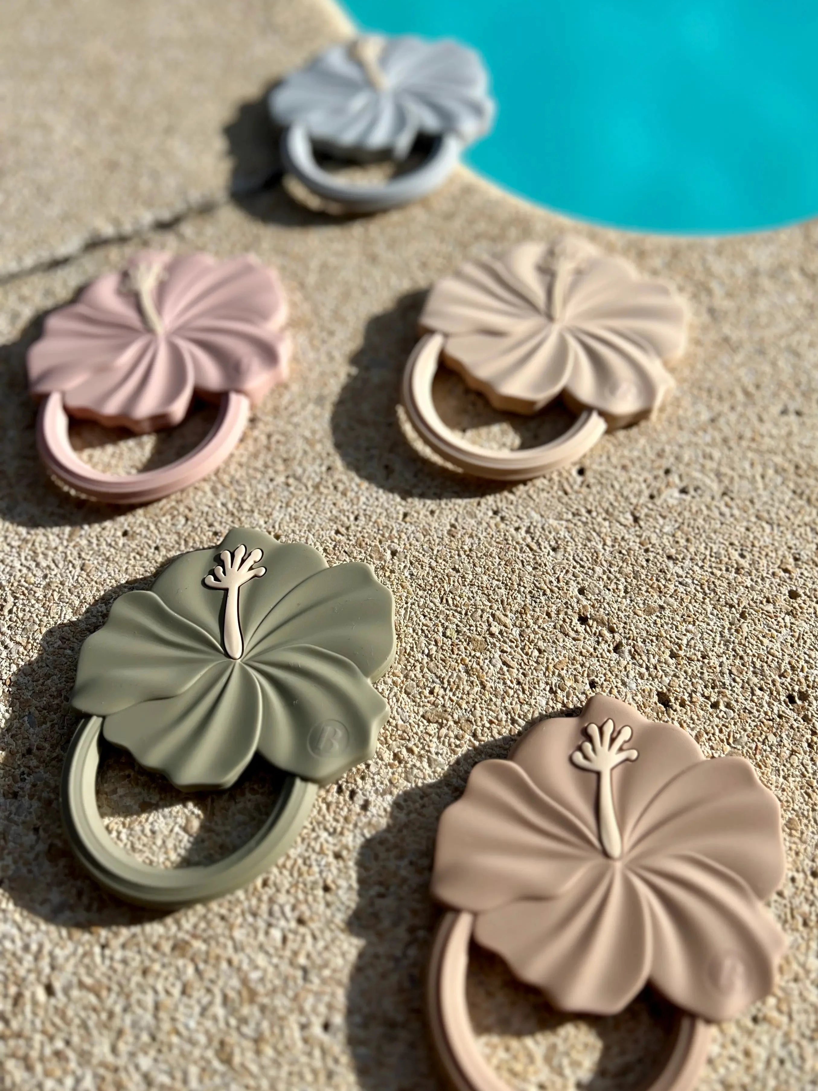 Nos 5 couleurs d'anneau de dentition au design de fleur d'hibiscus Flower Power par Bim Bam Bloom.