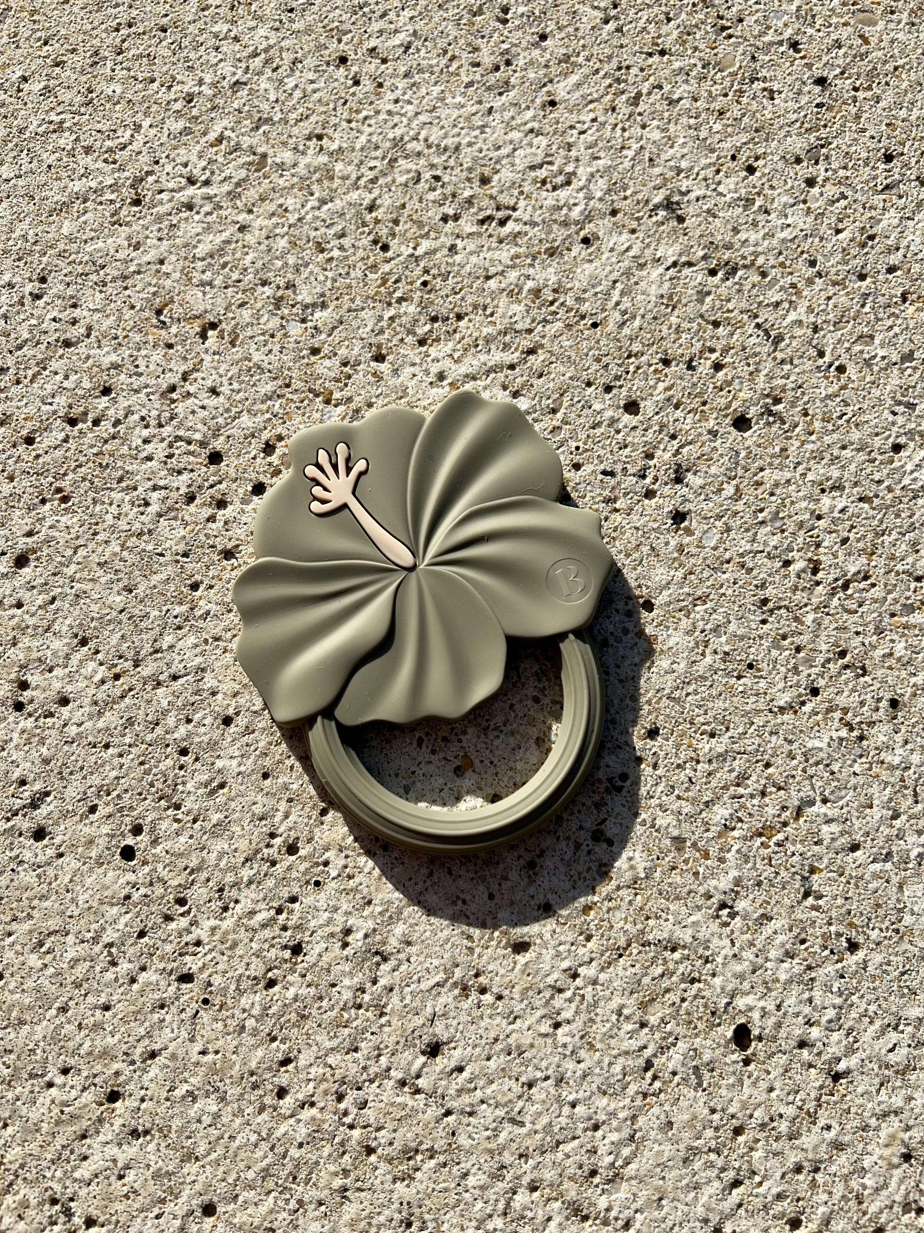 Anneau de dentition Flower Power en Vert Olive, un accessoire idéal pour apaiser les gencives sensibles de votre bébé. Jouet de dentition au design de fleur d'hibiscus.