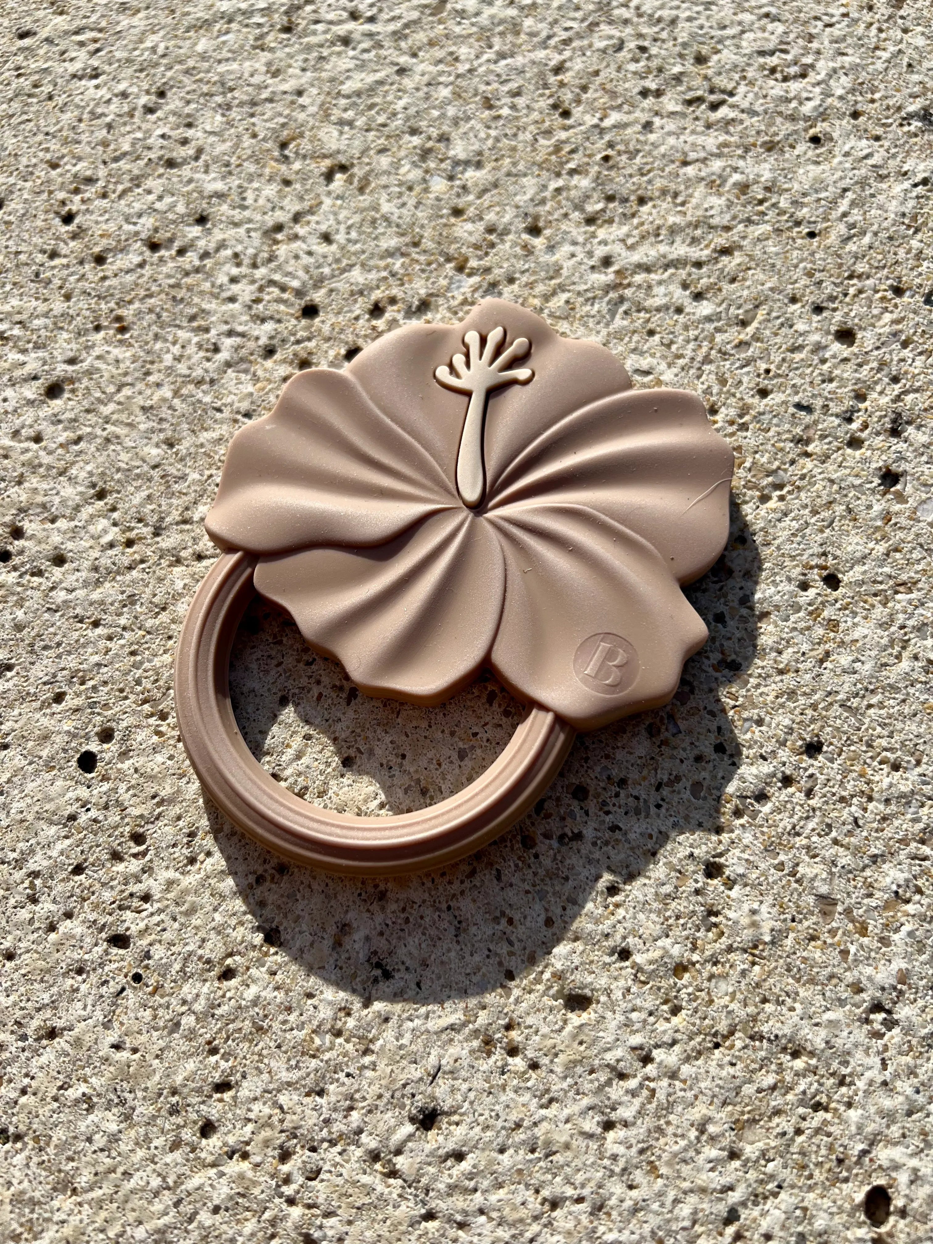 Anneau de dentition Fleur d'hibiscus, un jouet de dentition agréable et sécuritaire pour le confort de bébé par Bim Bam Bloom.