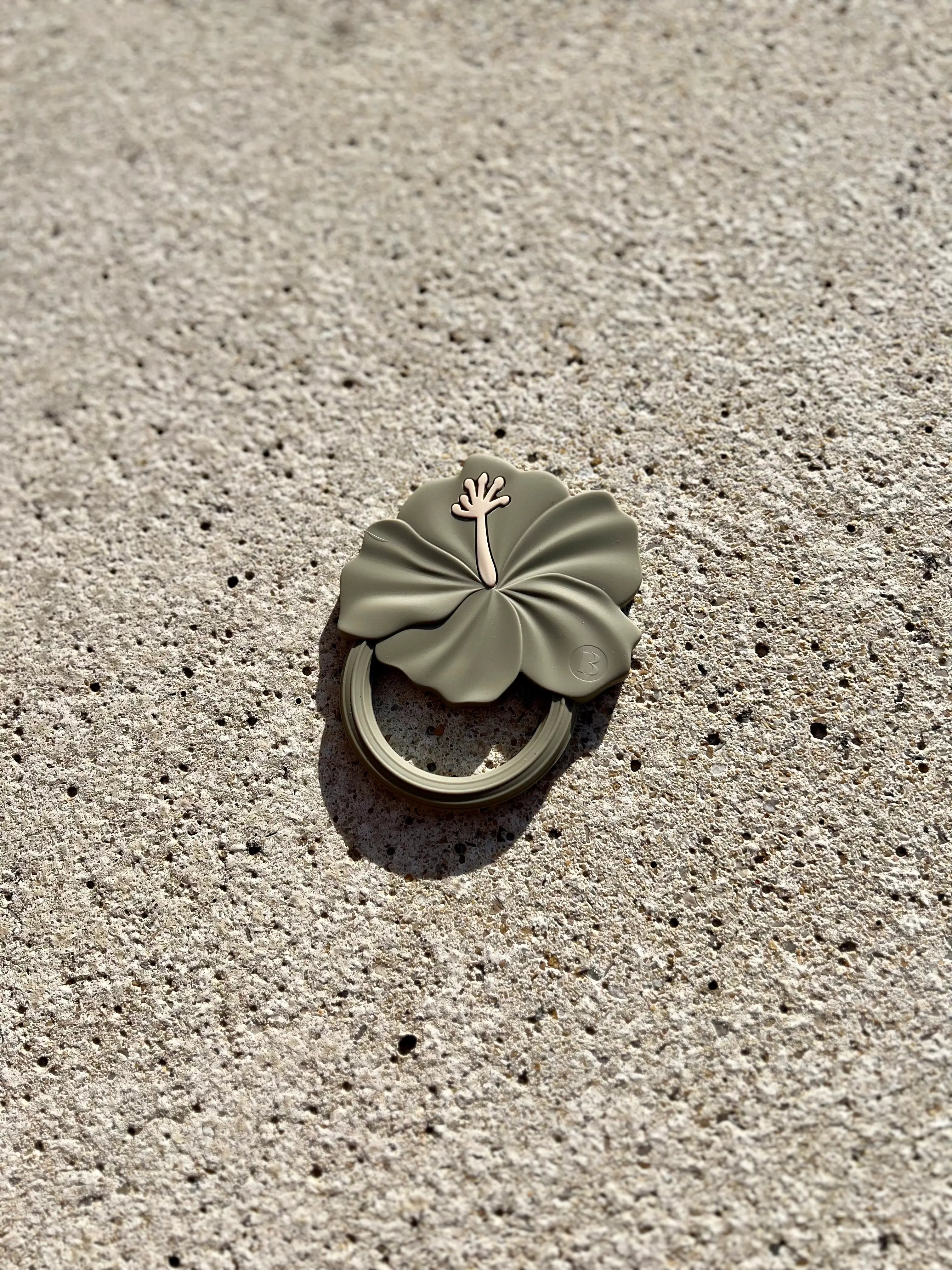Anneau de dentition Flower Power en Vert Olive, un accessoire idéal pour apaiser les gencives sensibles de votre bébé. Jouet de dentition au design de fleur d'hibiscus.