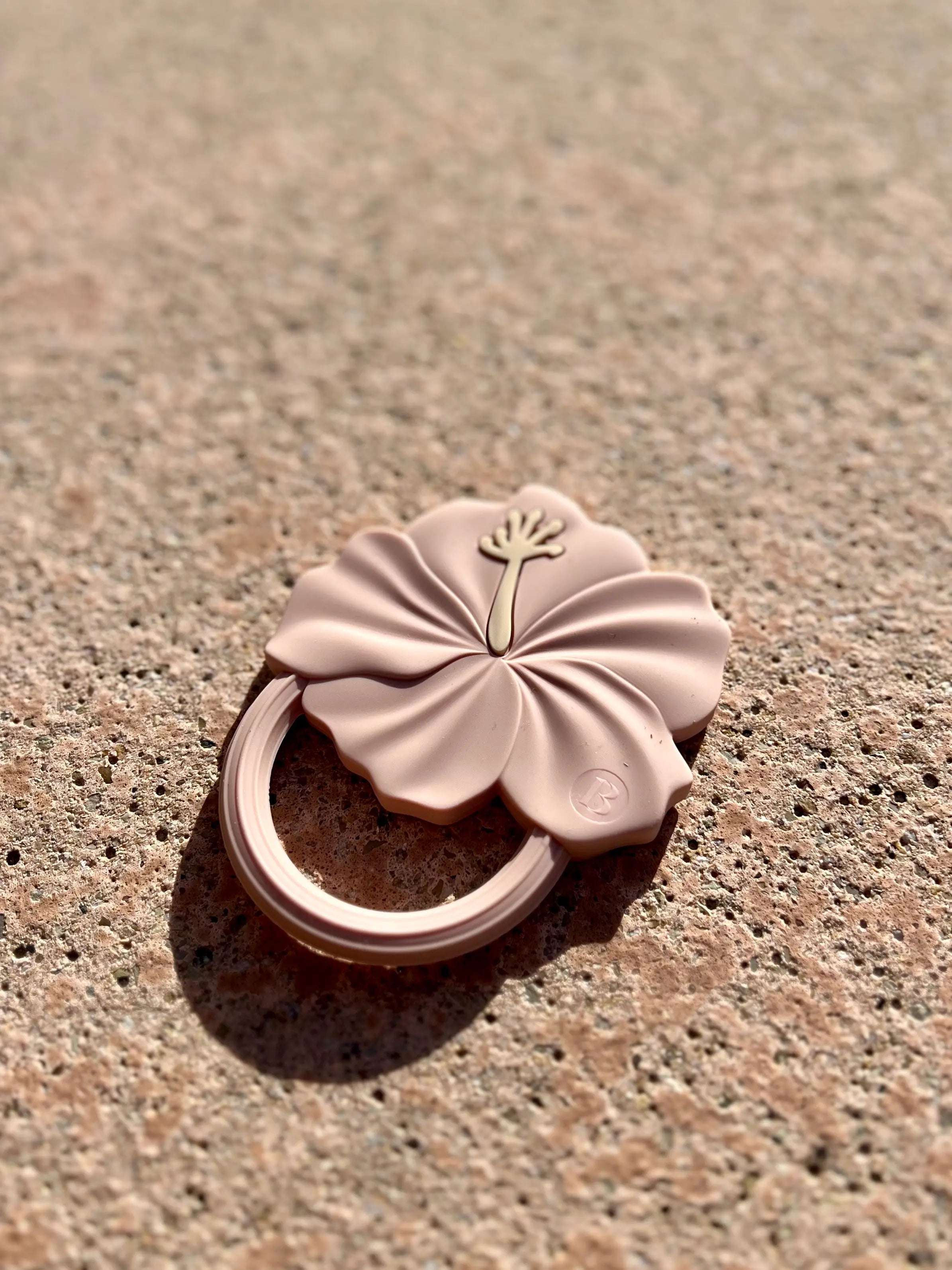 Anneau de dentition Flower Power en Rose Guimauve Fondante, fabriqué en silicone 100% alimentaire ce jouet de dentition apaisera les gencives de bébé par Bim Bam Bloom