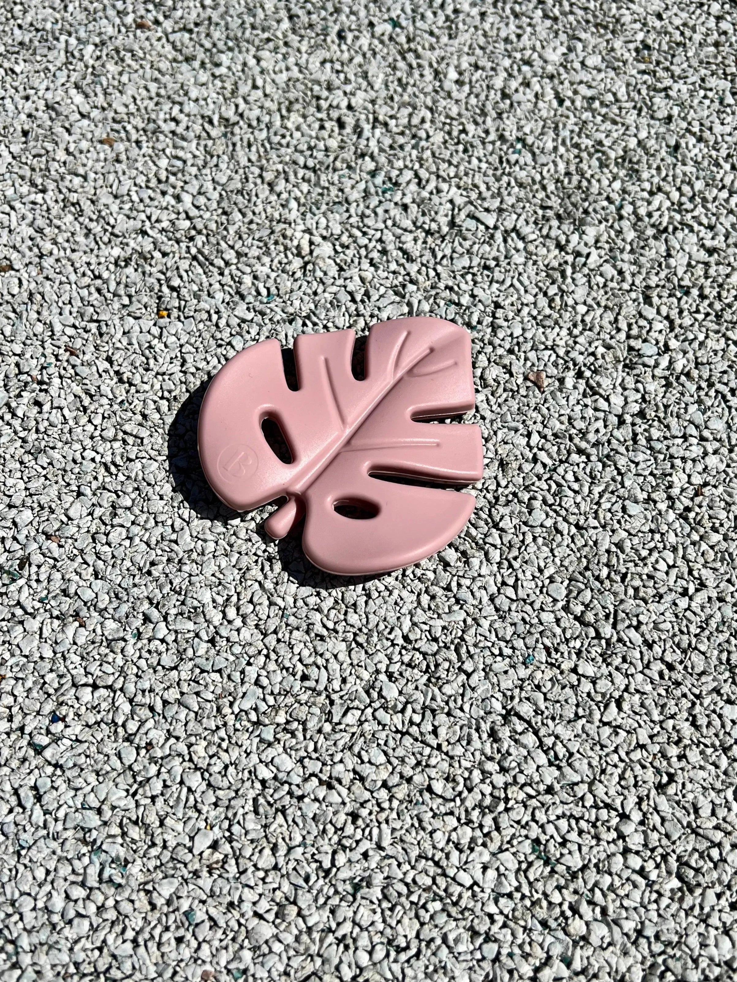 Anneau de dentition Leaf en Rose Guimauve Fondante, un jouet de dentition en forme de feuille, doux et ludique pour apaiser les gencives de bébé par Bim Bam Bloom.