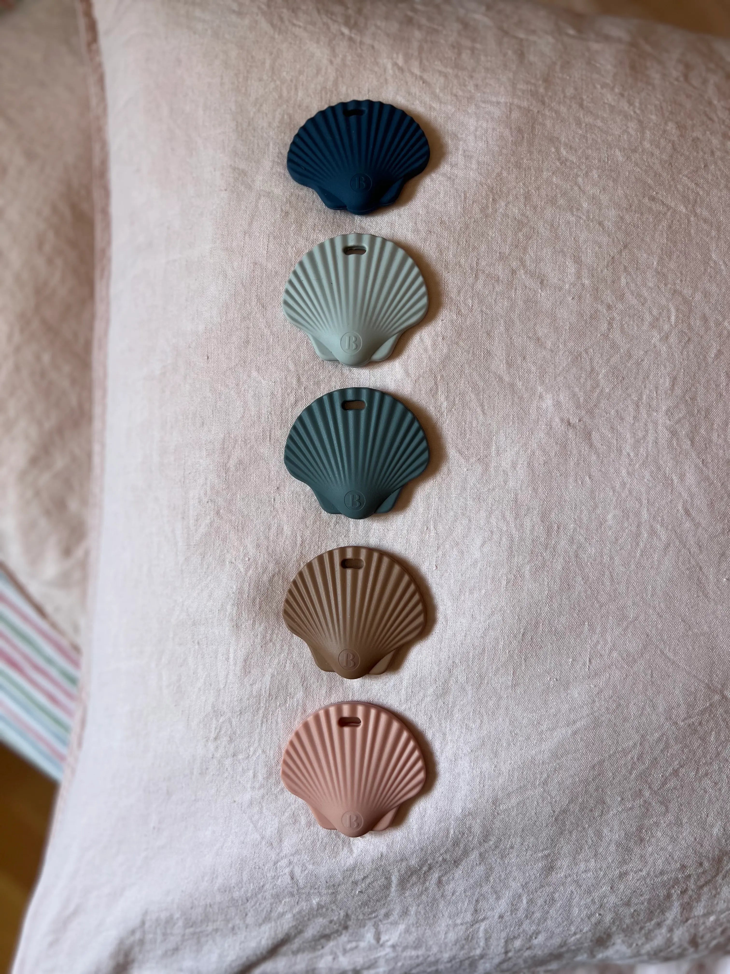 Nos 5 couleurs d'anneaux de dentition Shell Coquillage en silicone par Bim Bam Bloom.