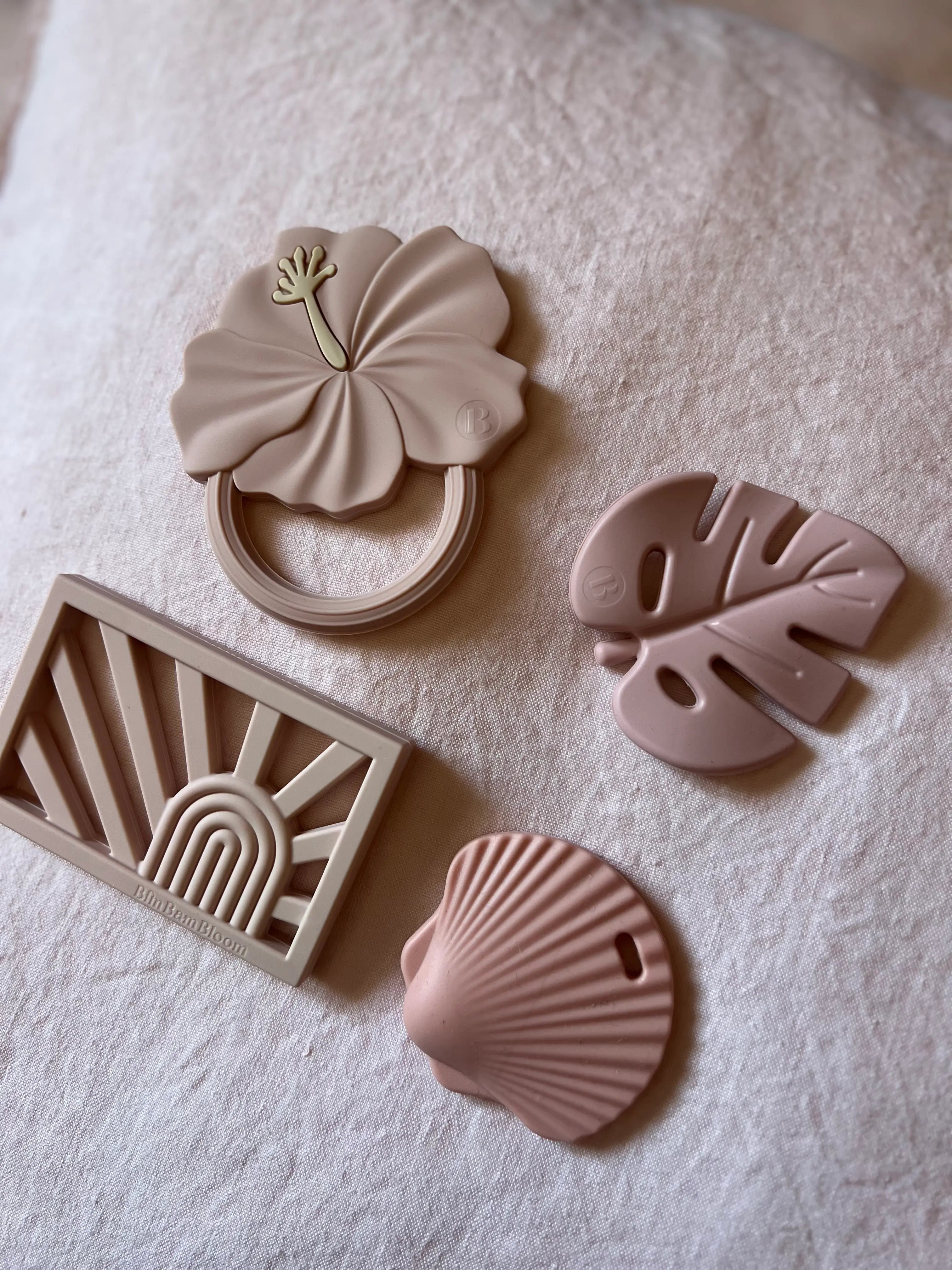 4 anneaux de dentitions rose au design different par Bim Bam Bloom.