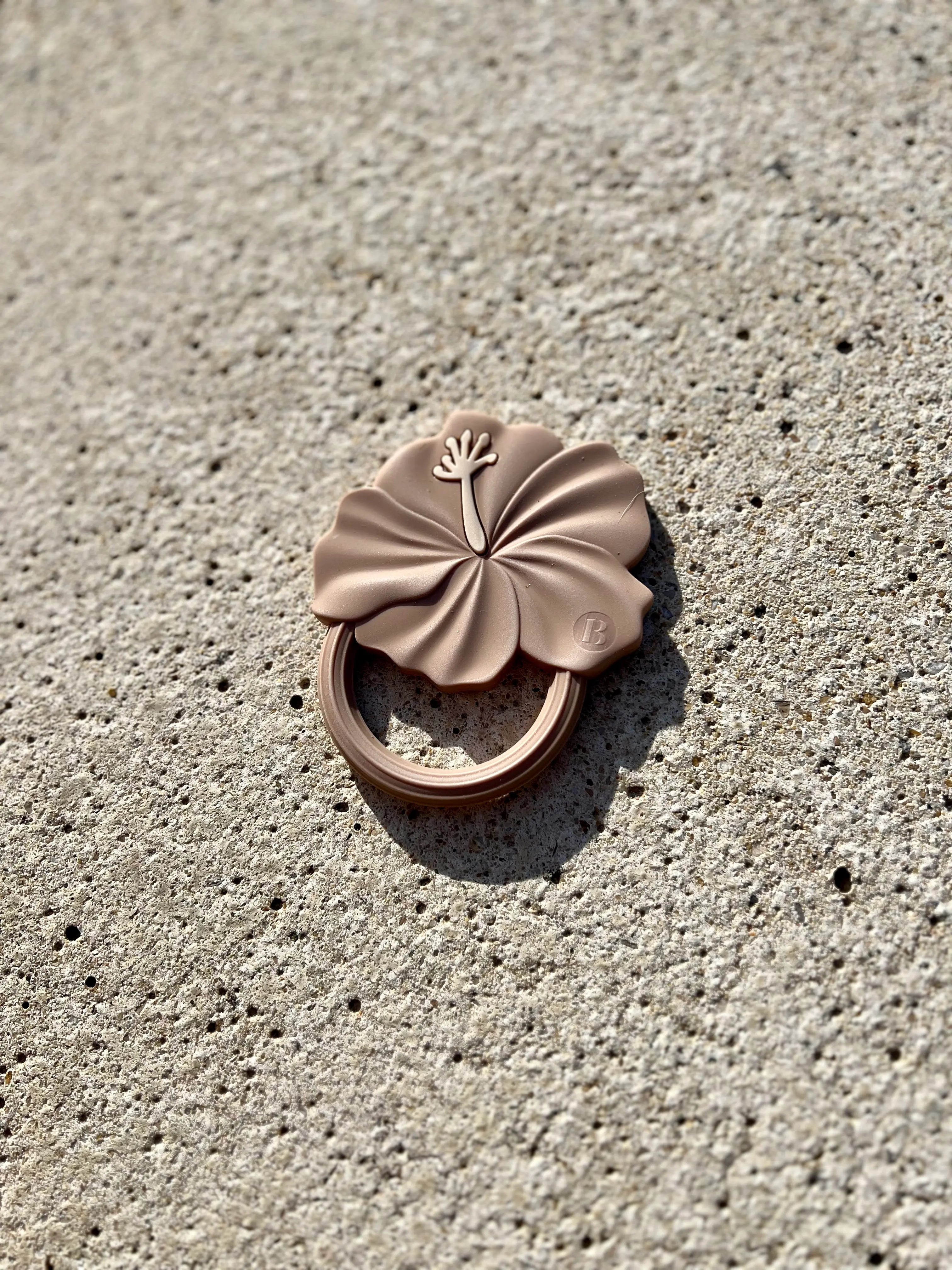 Anneau de dentition Flower Power en Dulce de Leche, un jouet de dentition agréable et sécuritaire pour le confort de bébé.