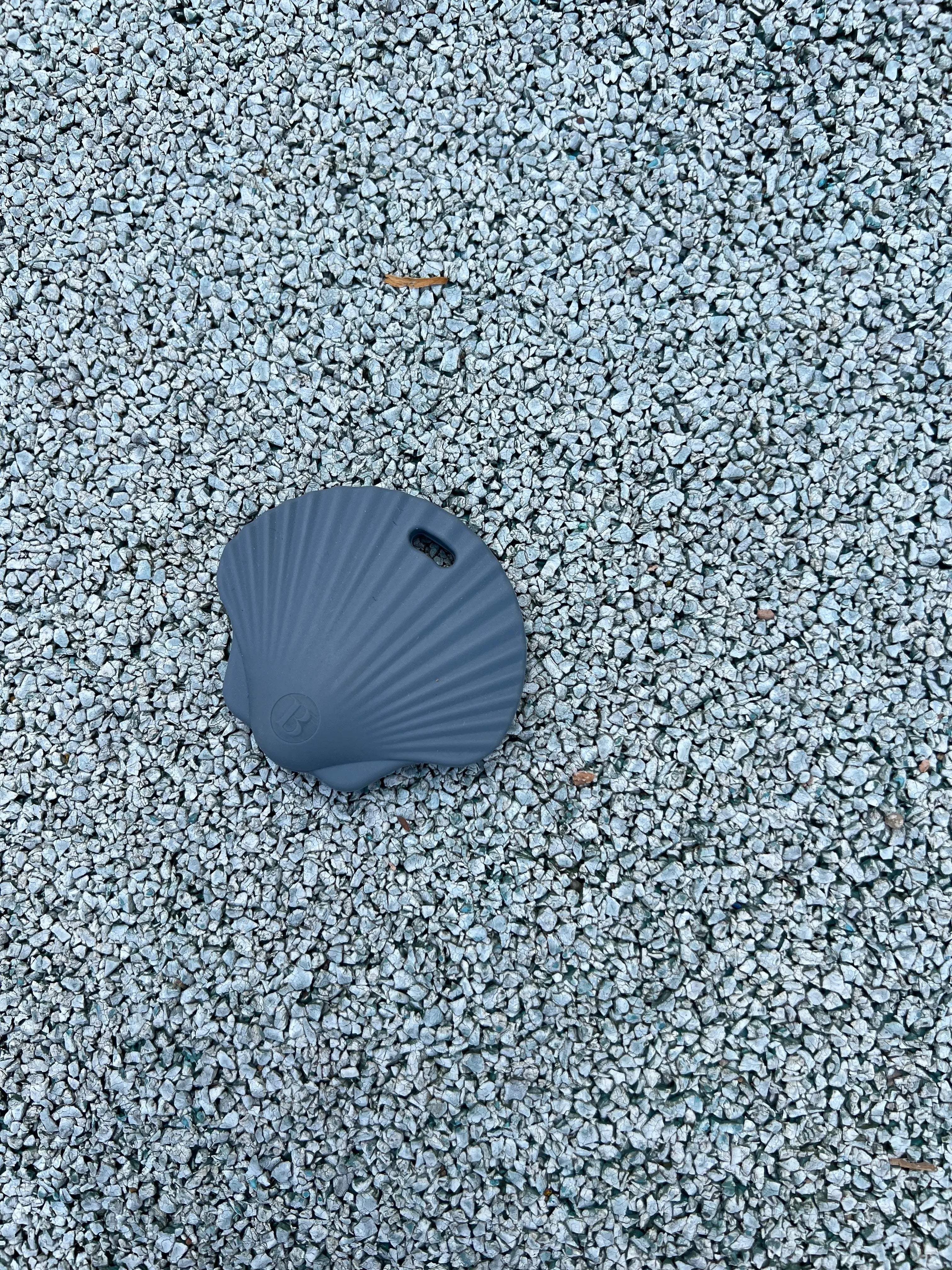 Anneau de dentition Shell Coquillage Gris sur un fond pastel, mettant en avant son design adorable et ludique par Bim bam Bloom.