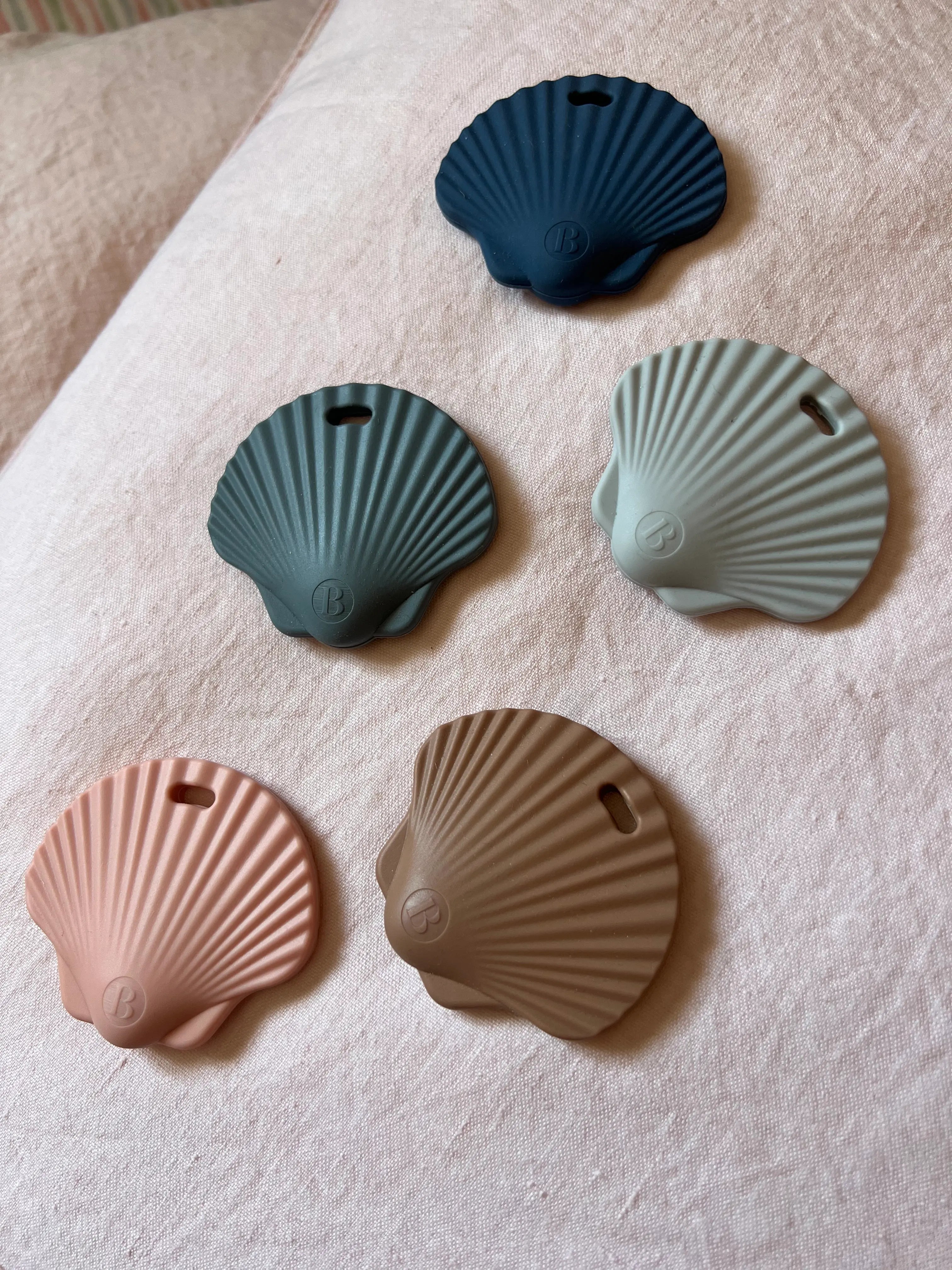Aanneaux de dentition coquillage Shell Camel, rose, bleu ciel, bleu et gris, un jouet de dentition en silicone sans BPA ni phtalates, doux et réconfortant pour soulager les gencives de bébé par Bim Bam Bloom