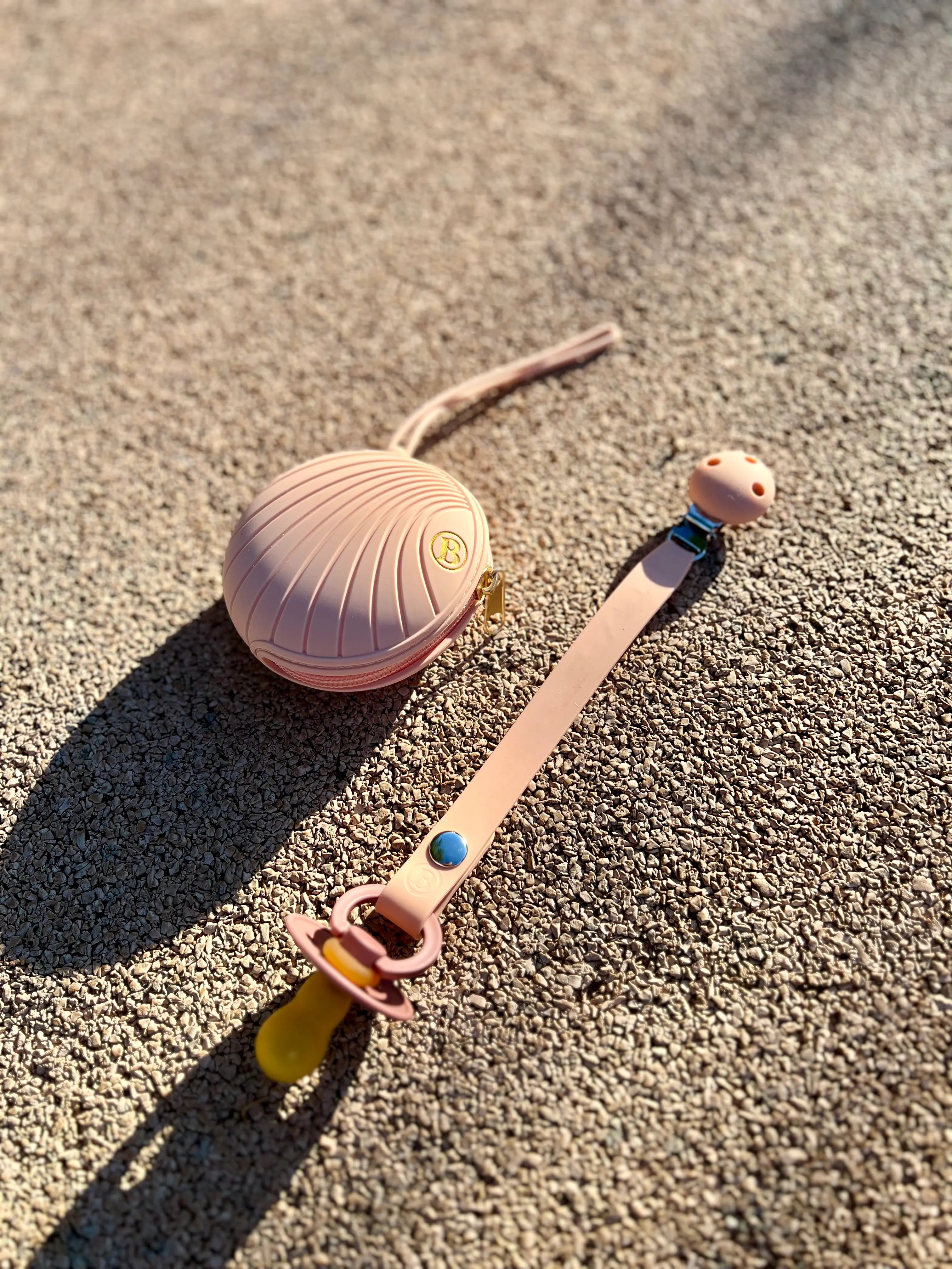 Attache tetine en silicone rose Bim Bam Bloom et boite a tetines rose.