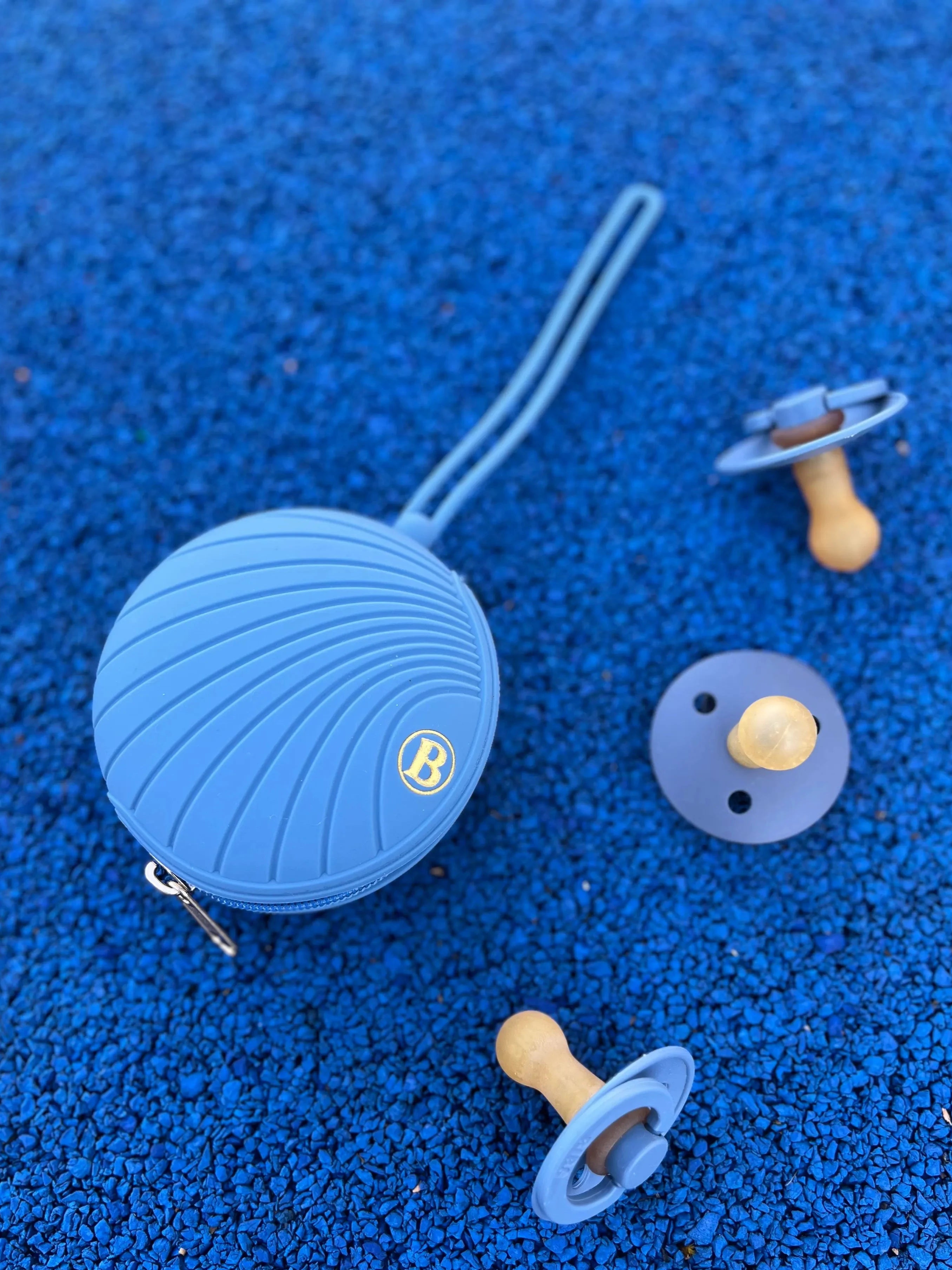 Boîte à tétines en silicone bleu Bim Bam Bloom. L'étui à sucette a un zip et peut ranger jusqu'à quatre tétines