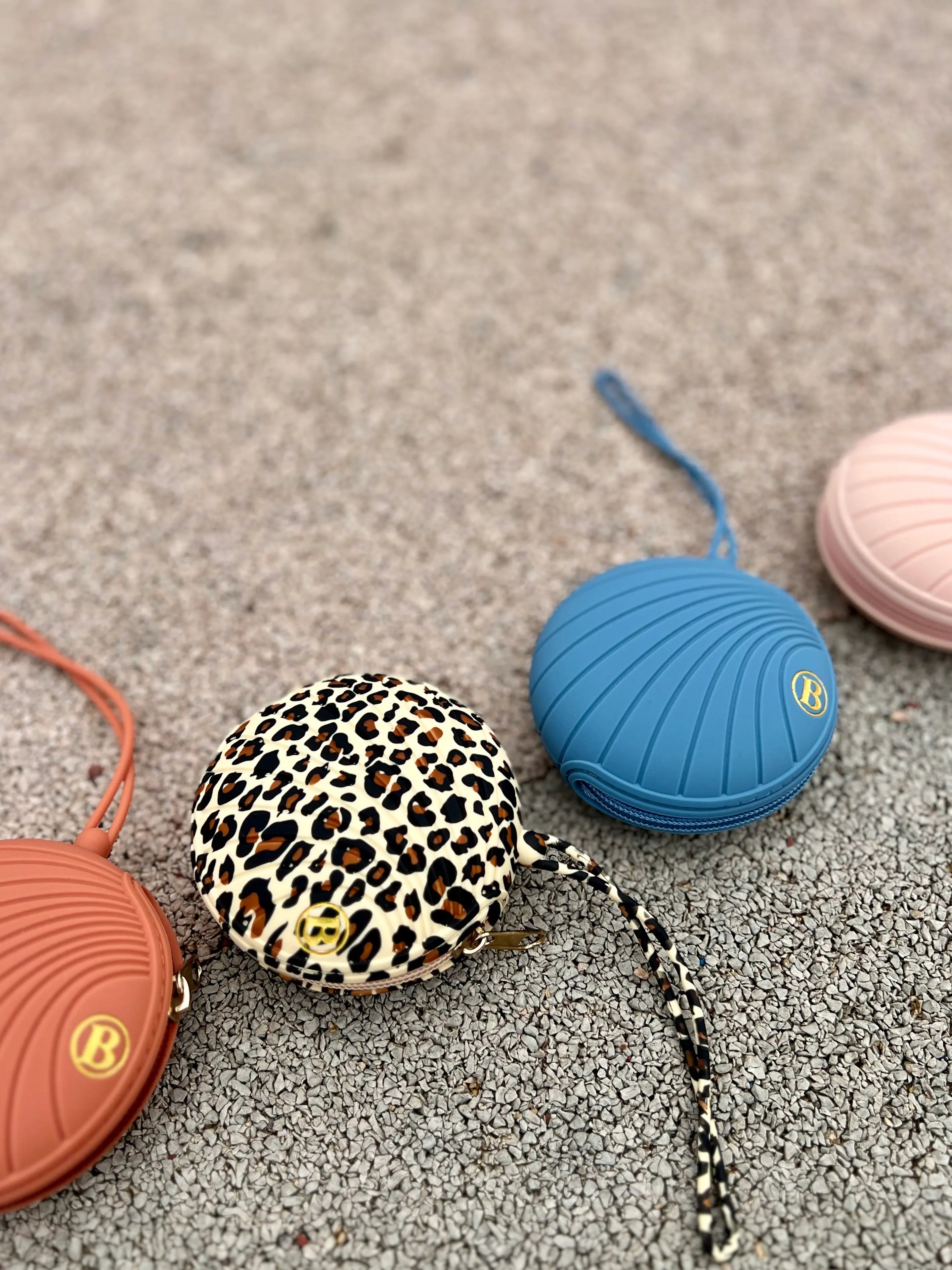 Boîte à sucette en silicone Bim Bam Bloom. Gros plan sur les couleurs bleu et léopard