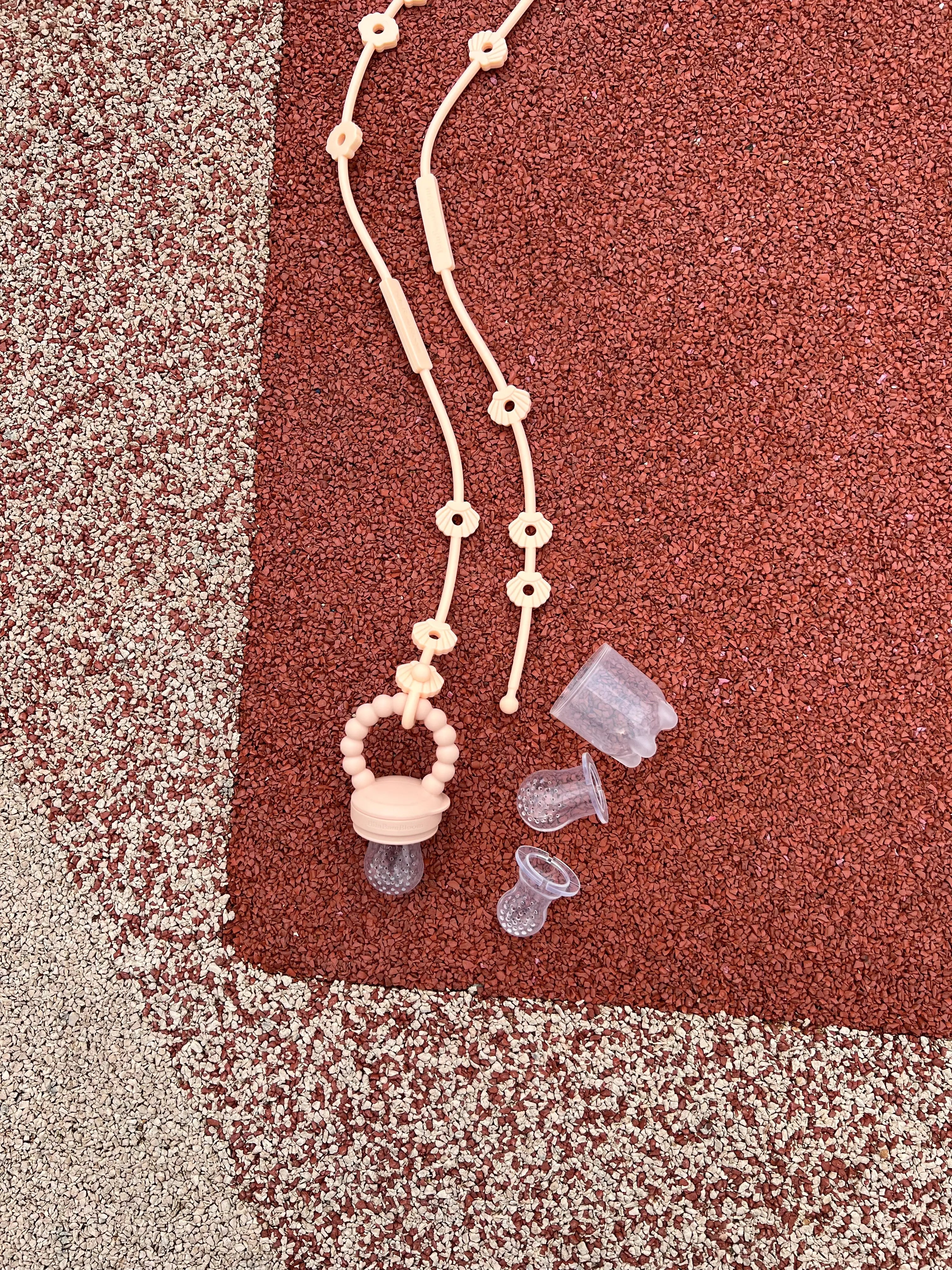 Cadeau de naissance original, ce coffret cadeau pour bebe est compose d'une tetine grignoteuse avec ses trois tailles de tetines et ses deux Lovie Link, attache doudou et attache tetine grignoteuse Shell avec ses petits coquillages textures.