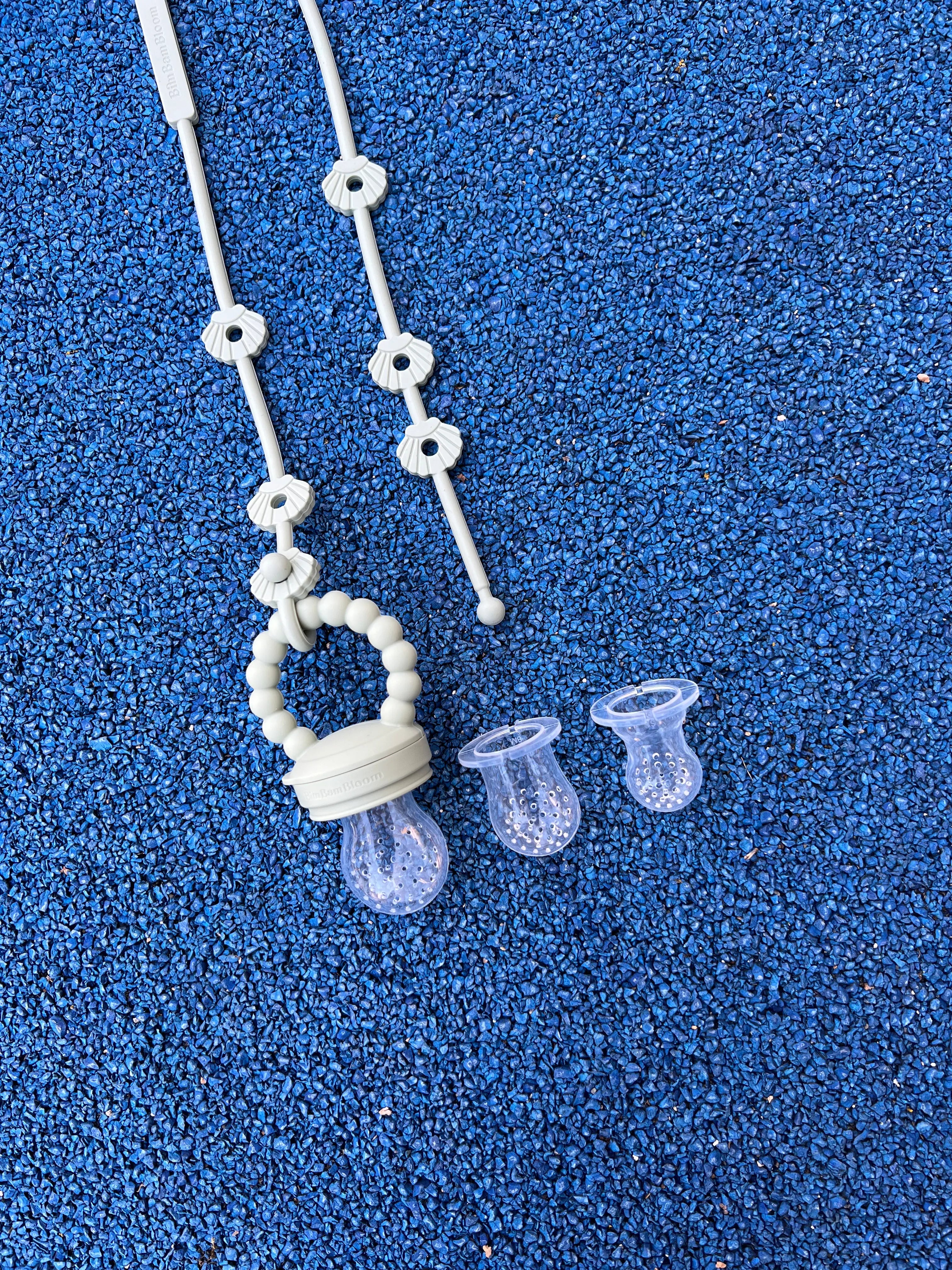 Pack Tetine grignoteuse, a fruit, gourmande Yummy Tot Shell vert avec ses trois tailles de tetines et ses deux attaches Lovie Link Shell Bim Bam Bloom.