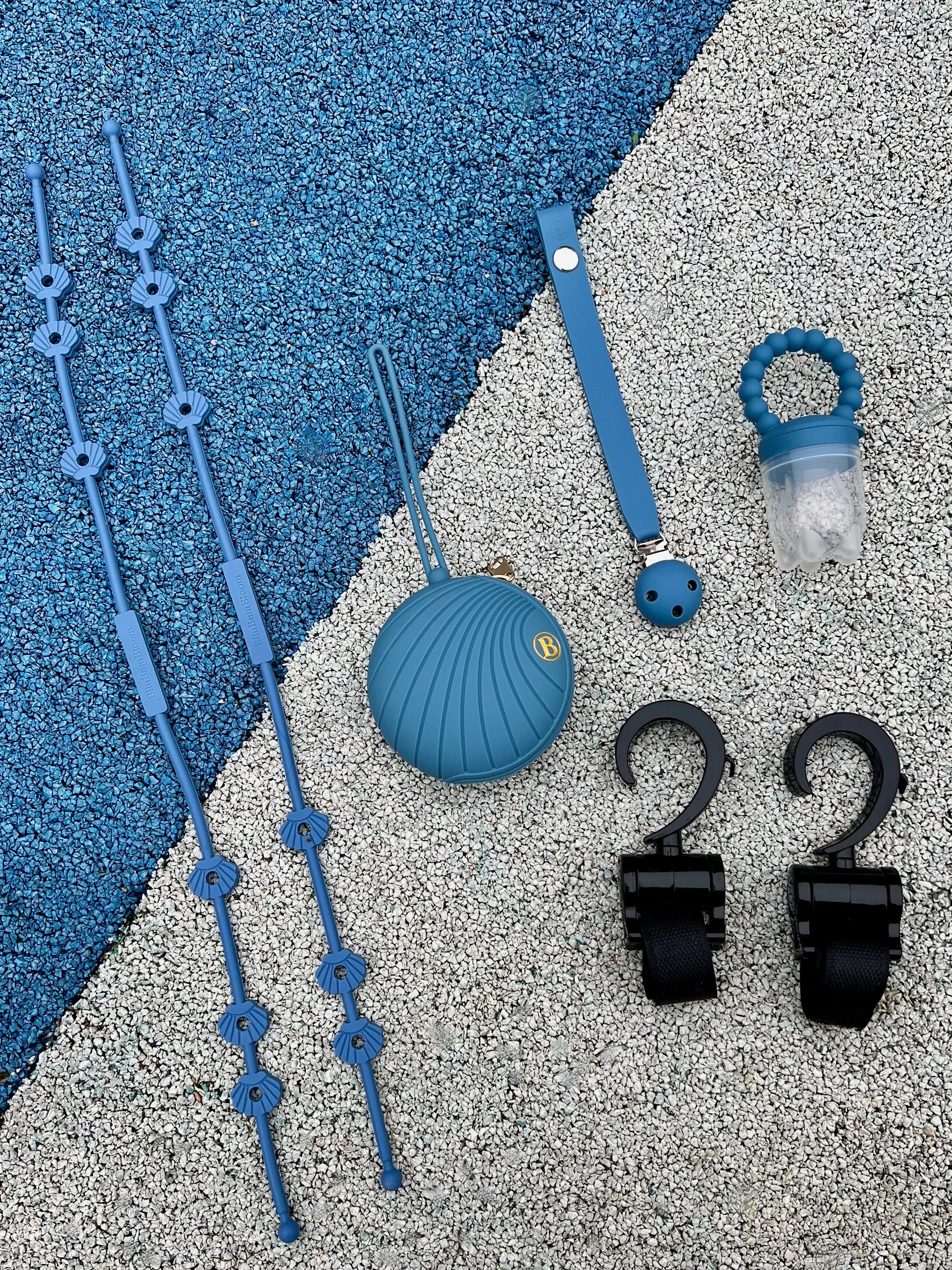 Coffret cadeau de naissance original, Pack Naissance Bim Bam Bloom en Bleu, incluant une boîte à tétine, un attache-tétine, deux attaches doudou Lovie Link®, une tétine grignoteuse Yummy Tot’ et deux crochets pour poussette.