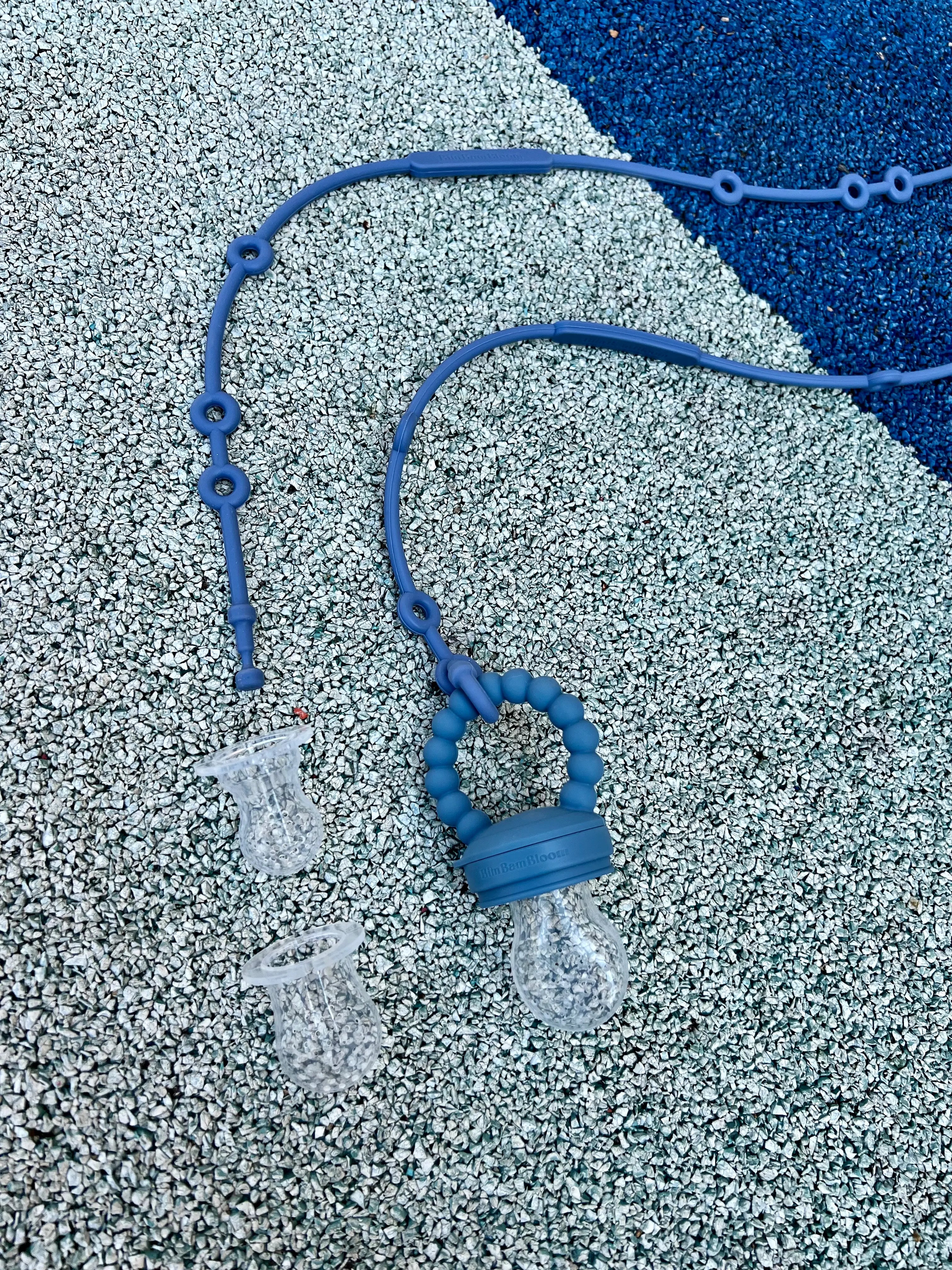 Cadeau de naissance original, pack tetine grignoteuse en silicone bleu avec deux attaches doudou Lovie Link Bim Bam Bloom.