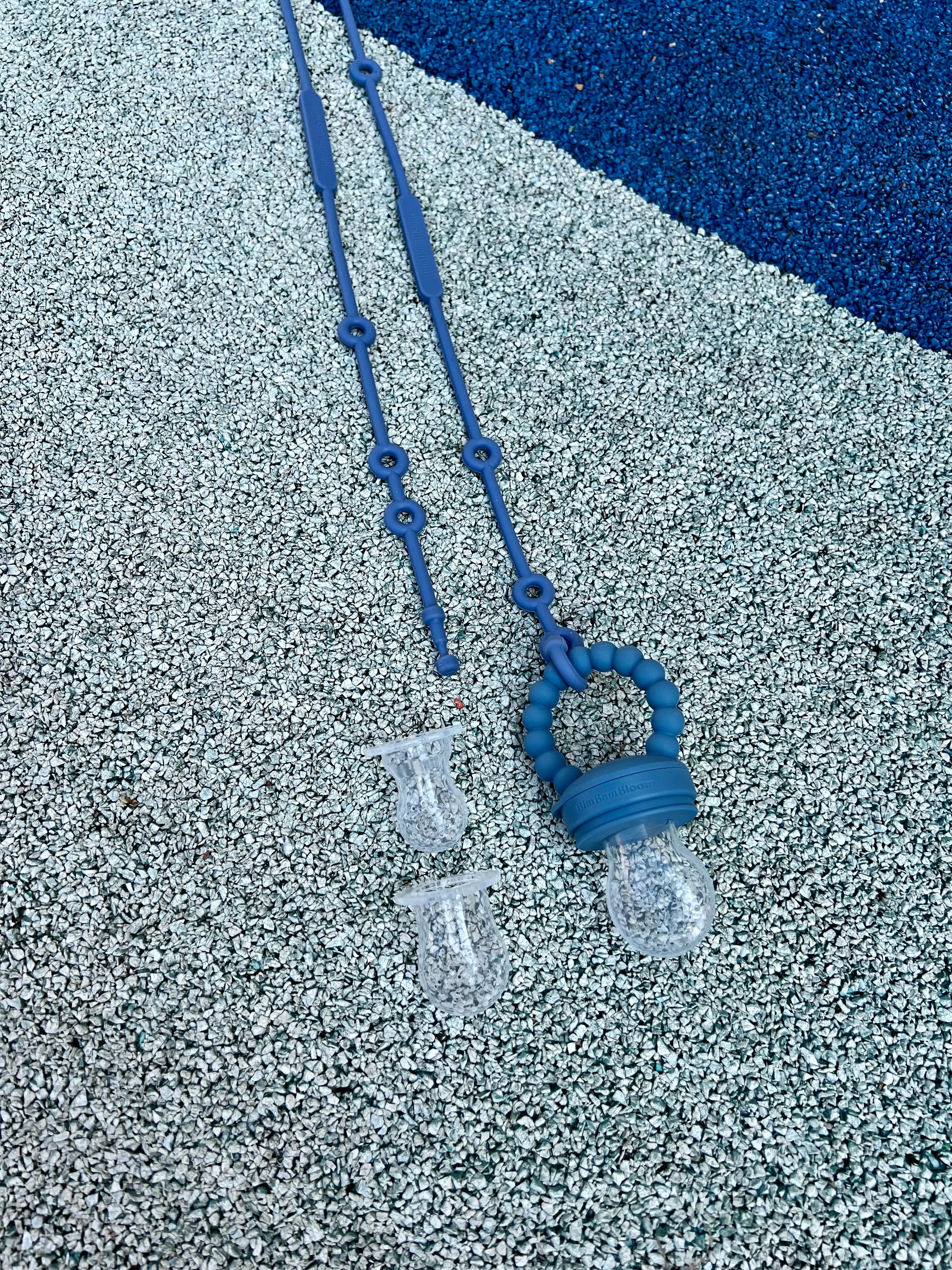 Cadeau de naissance original, pack tetine grignoteuse en silicone bleu avec deux attaches doudou Lovie Link Bim Bam Bloom.