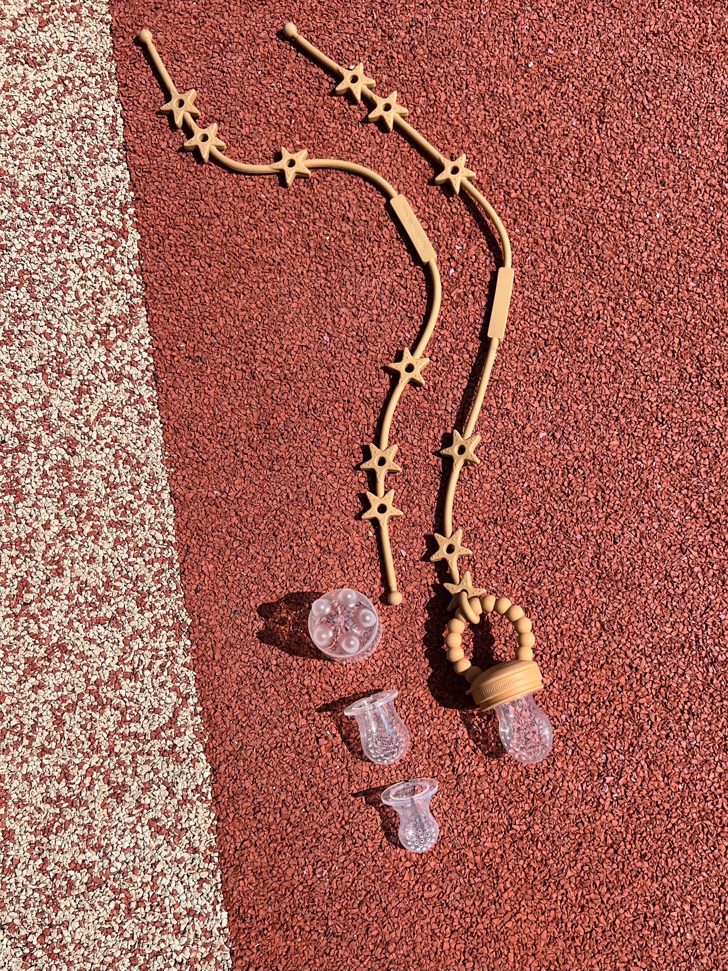 Cadeau de naissance, pack tetine grignoteuse Star Camel par Bim Bam Bloom. Le pack contient trois tailles de tetines et deux attaches Lovie Link.