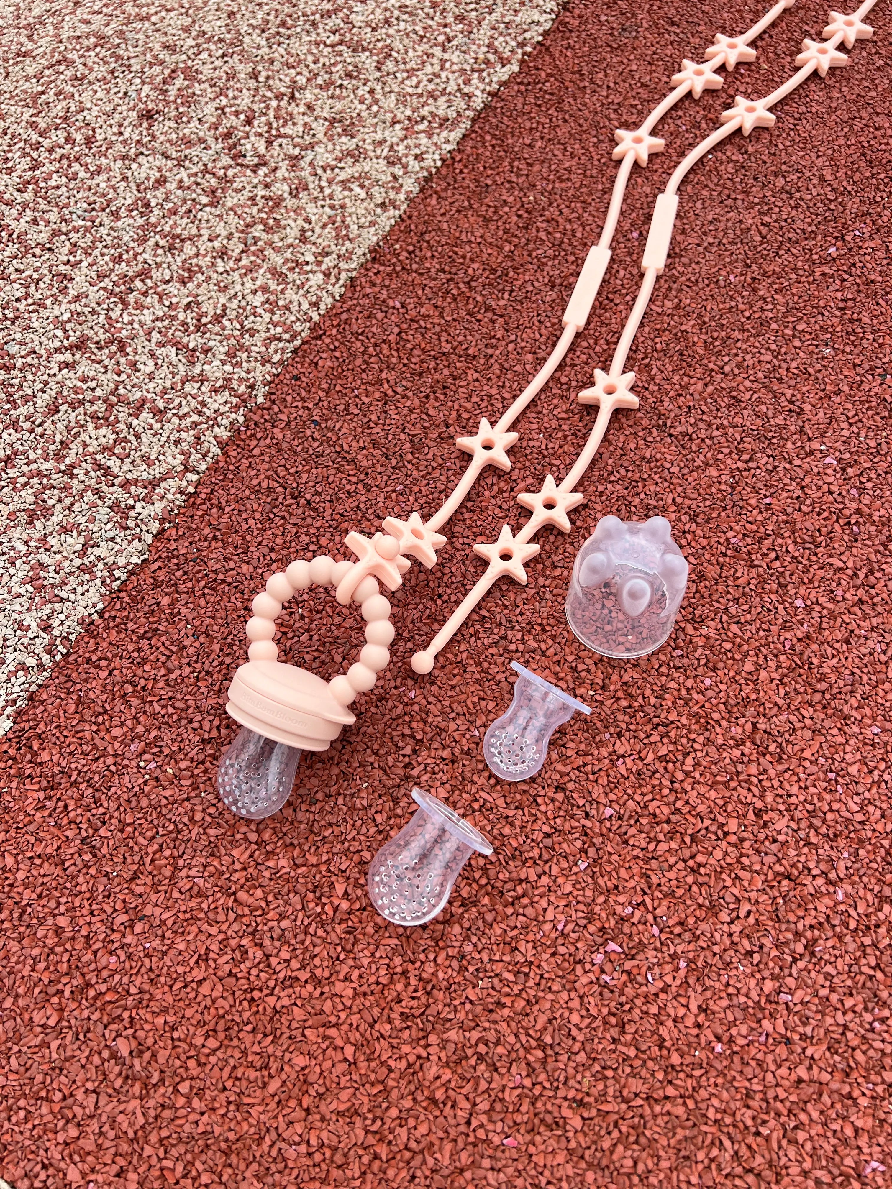 Cadeau de naissance, pack tetine grignoteuse Star Rose par Bim Bam Bloom. Contient trois tailles de tetines et deux Lovie Link Star Rose.