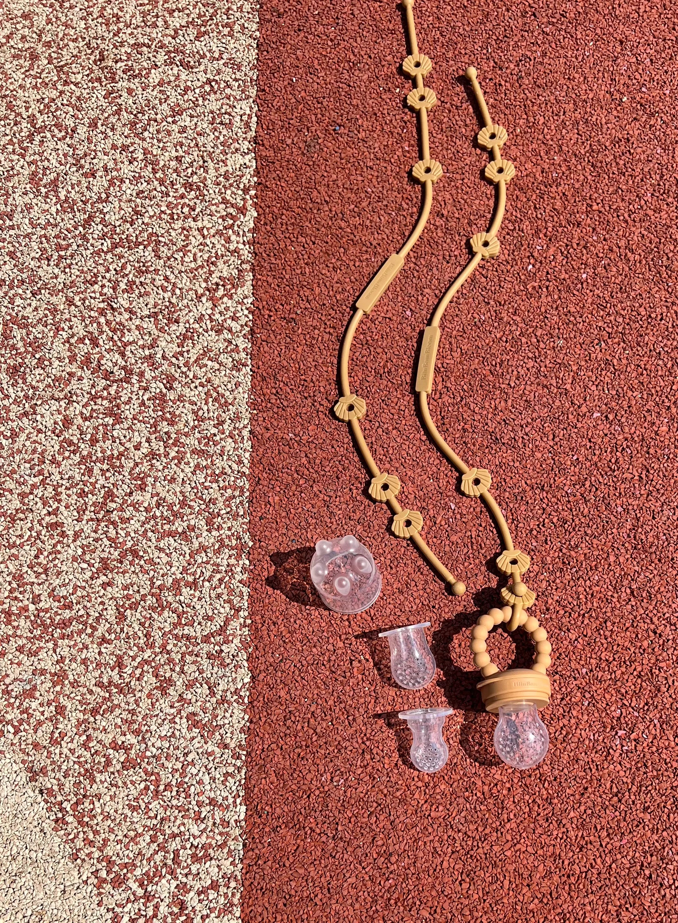 Cadeau de naissance, pack tetine grignoteuse, tetine gourmande Yummy Tot Shell Camel Bim Bam Bloom. Contient 3 tailles de tetines et deux attaches Lovie Link Shell Camel.