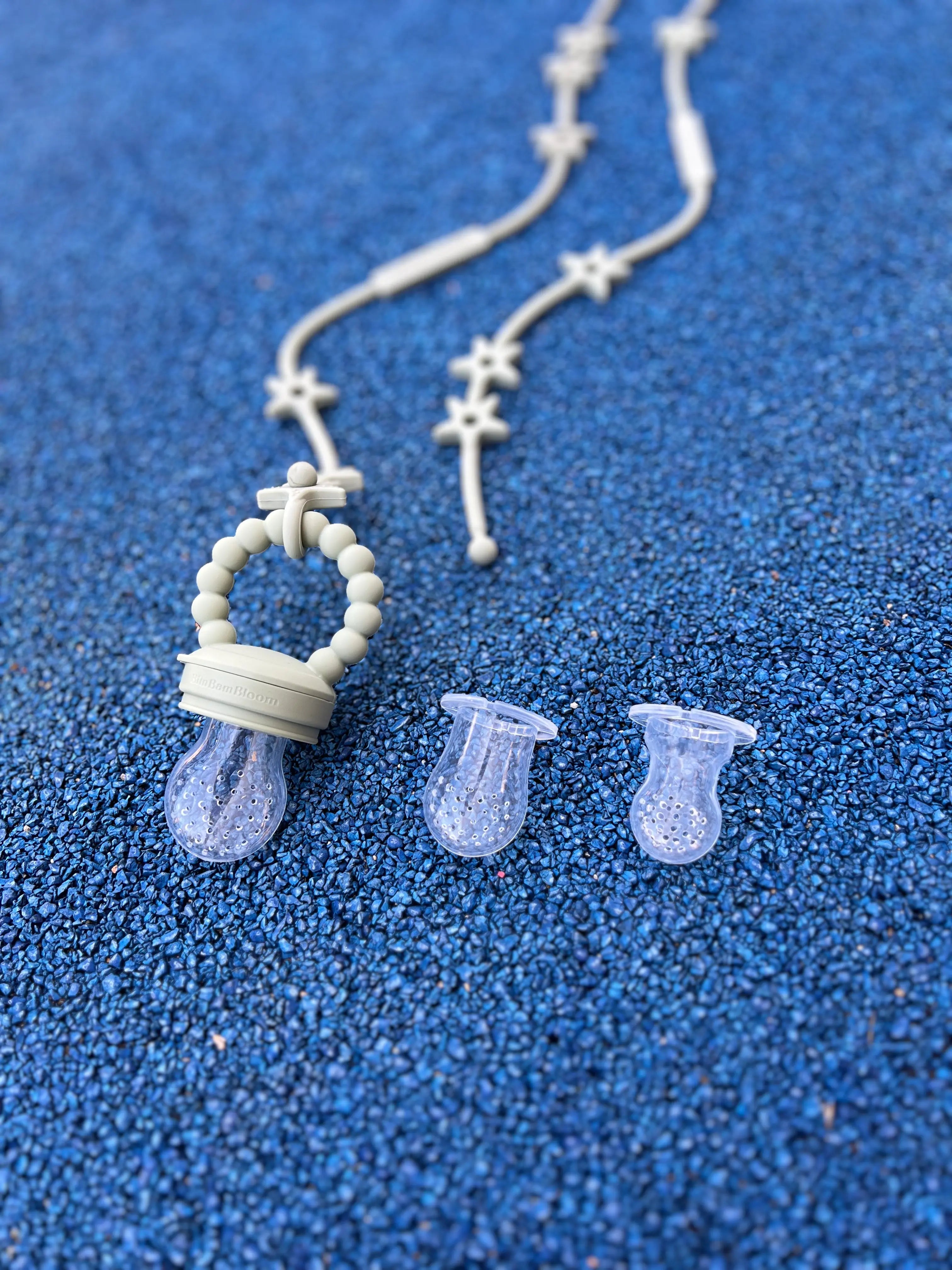 Cadeau de naissance, Pack tetine grignoteuse, gourmande Yummy Tot Star Vert par Bim Bam Bloom. Trois tailles de tetines et deux attaches doudou et tetine gourmande Lovie Link.