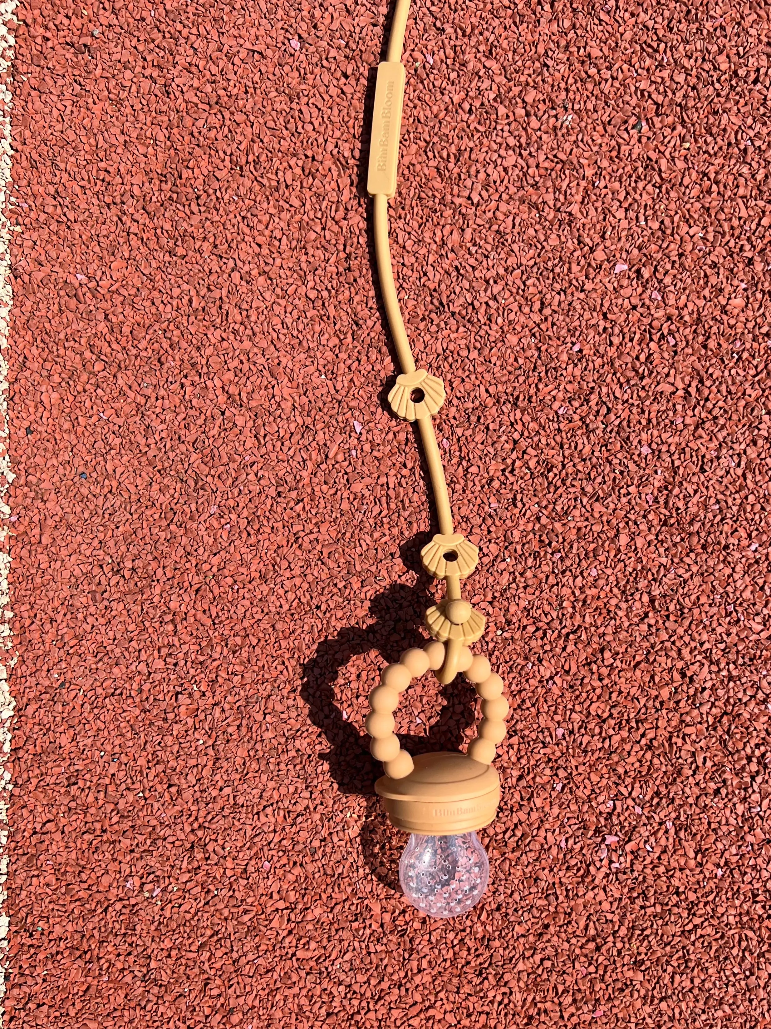 Cadeau de naissance, pack tetine grignoteuse, tetine gourmande Yummy Tot Shell Camel Bim Bam Bloom attachee a une attache Shell au design de coquillage Lovie Link.