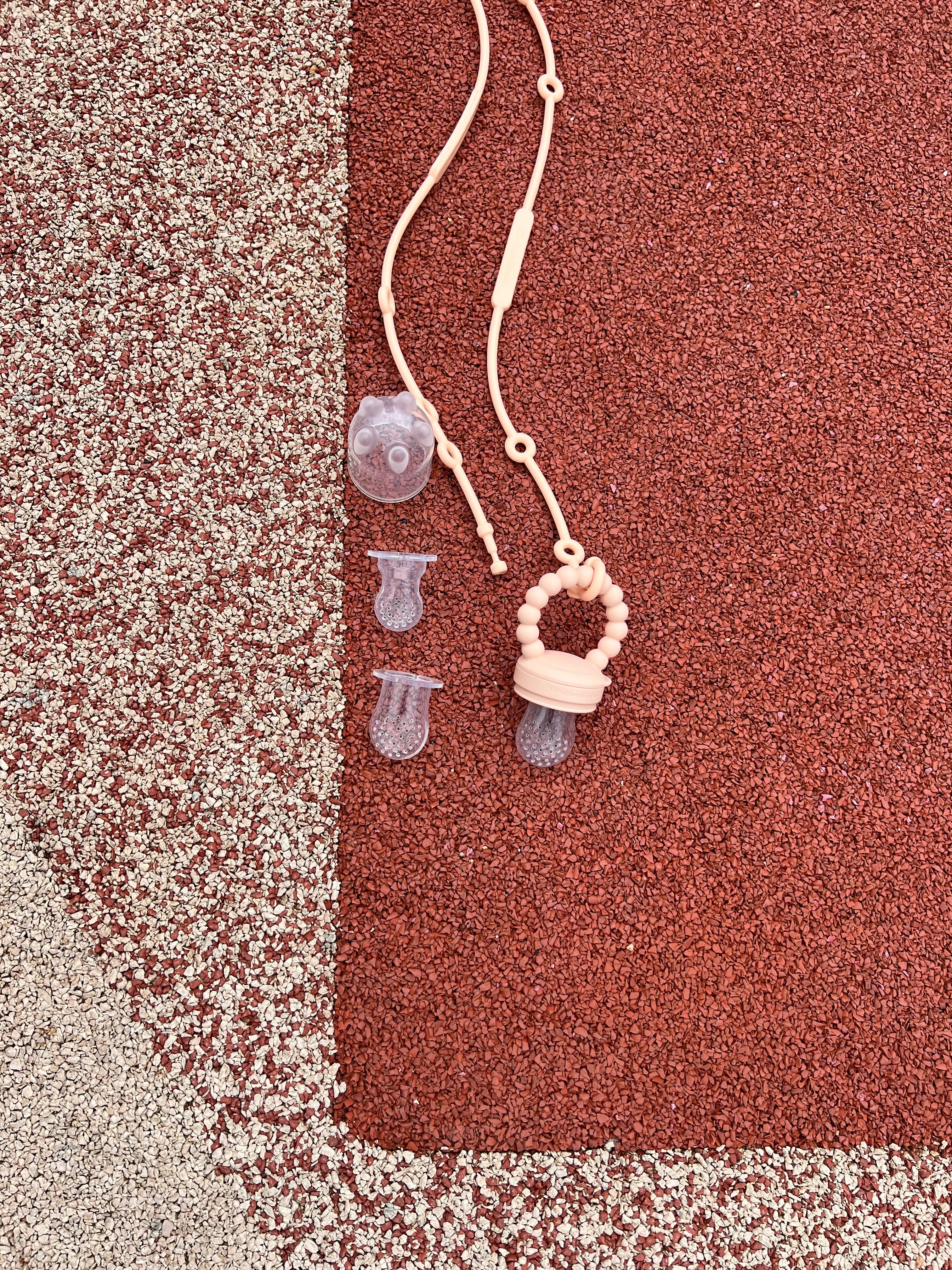Cadeau de naissance original, pack tetine grignoteuse Yummy Tot Classic en silicone rose avec 3 tailles de tetines et deux attaches doudou poussette Lovie Link.Bim Bam Bloom.