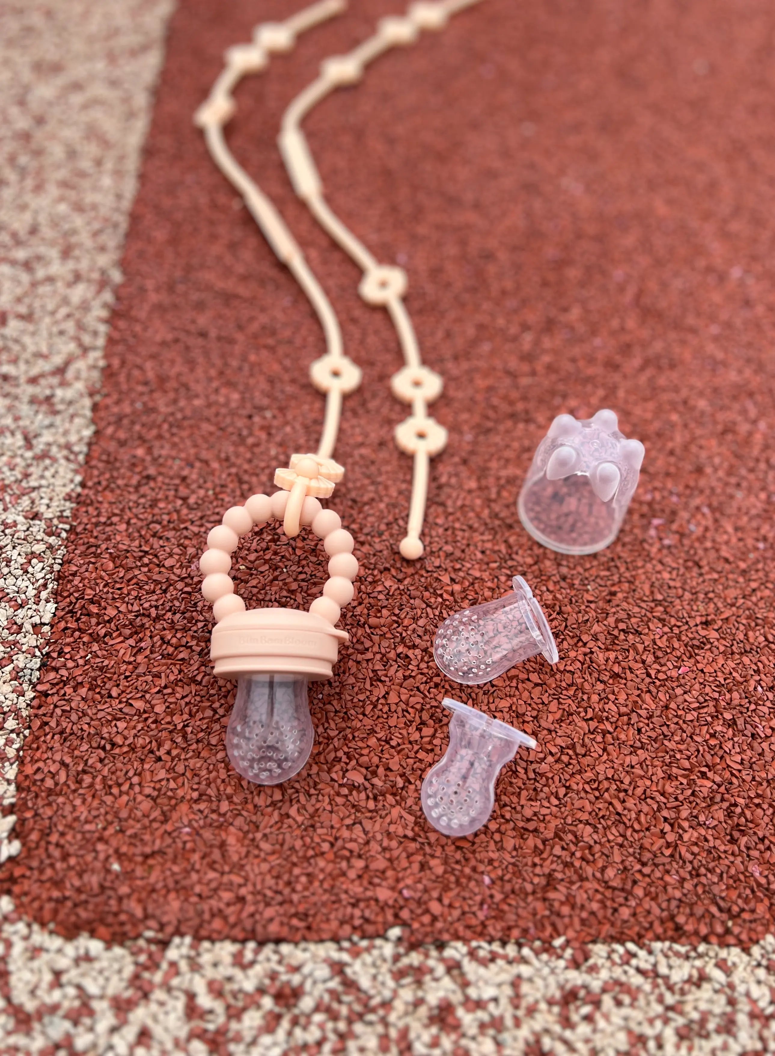 Tetine grignoteuse, gourmande, a fruit pour bebe Yummy Tot rose de Bim Bam Bloom. En silicone sans BPA, PVC ni phtalates.