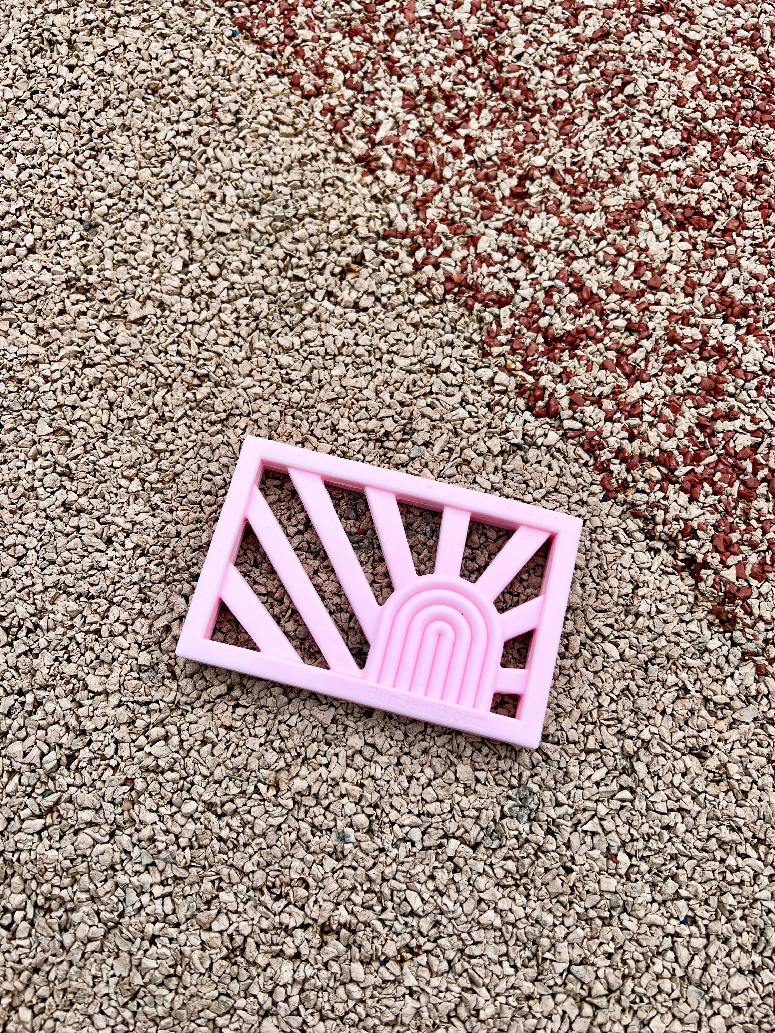 Anneau de dentition Rainbow Rose Pétale en silicone sans BPA pour mâchouiller en toute tranquillité par Bim Bam Bloom.