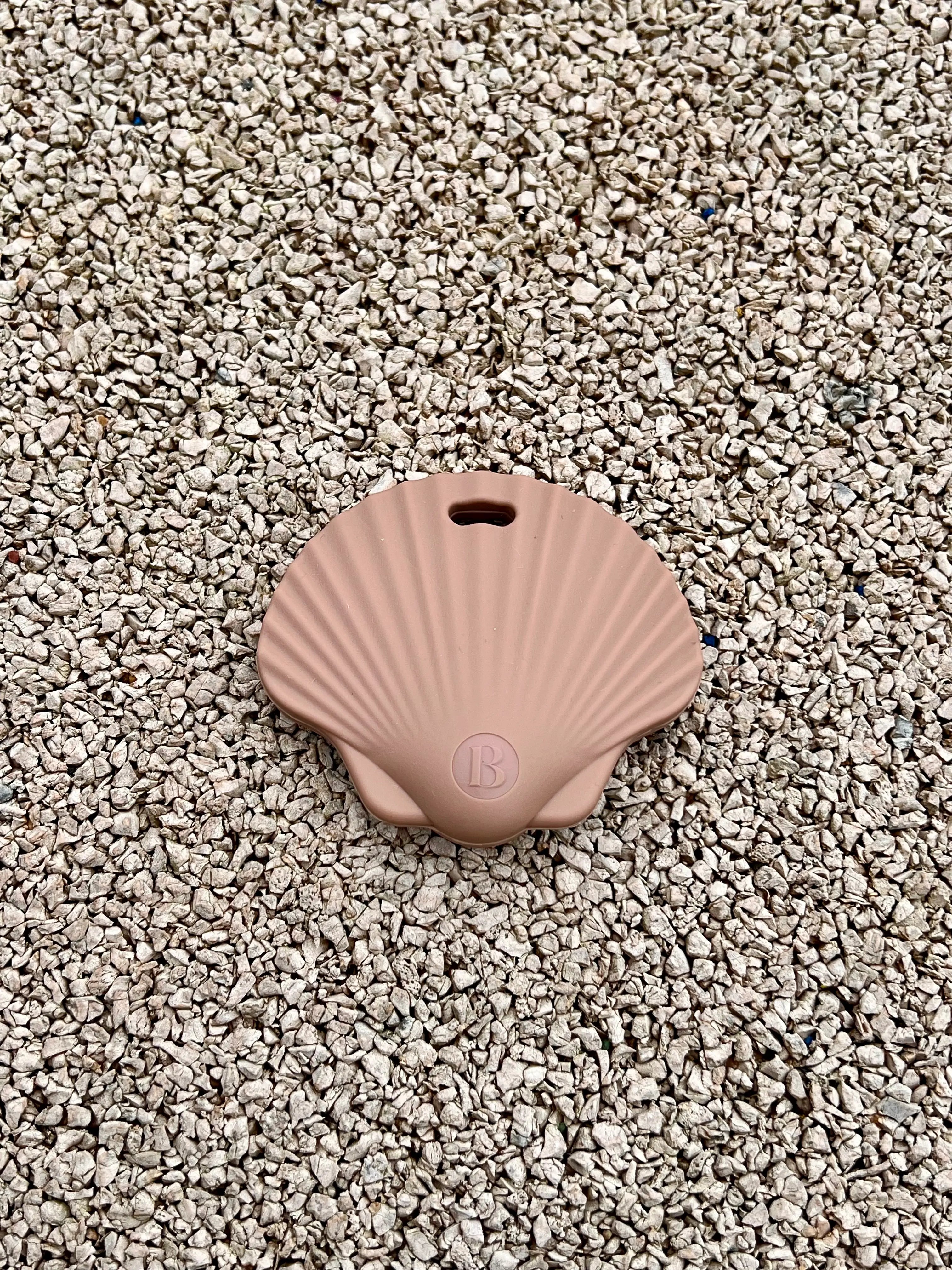 Aanneaux de dentition coquillage Shell Camel, un jouet de dentition en silicone sans BPA ni phtalates, doux et réconfortant pour soulager les gencives de bébé par Bim Bam Bloom