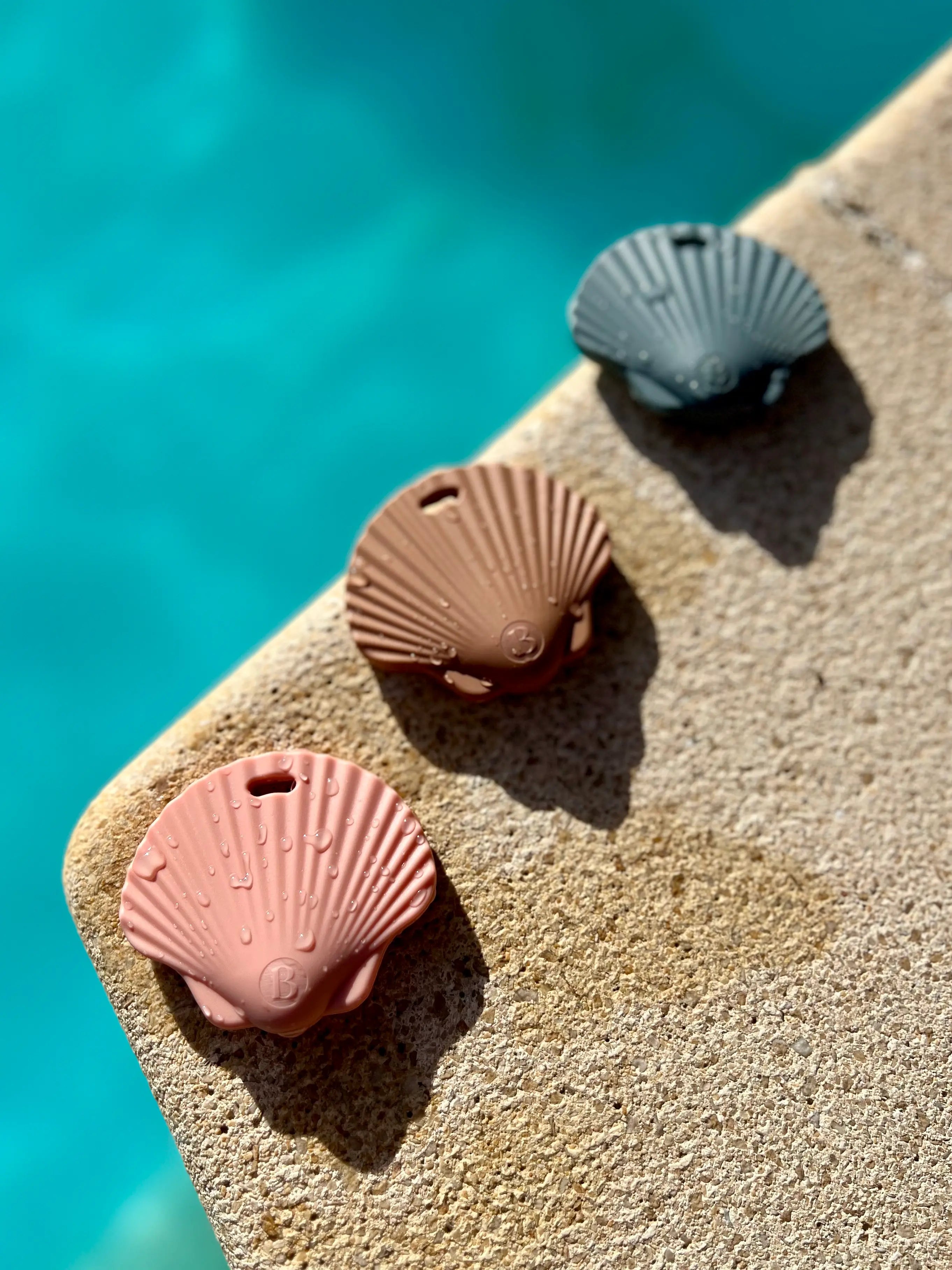 Aanneaux de dentition coquillage Shell Camel, rose et bleu au bord d'une piscine, un jouet de dentition en silicone sns BPA ni phtalates, doux et réconfortant pour soulager les gencives de bébé par Bim Bam Bloom