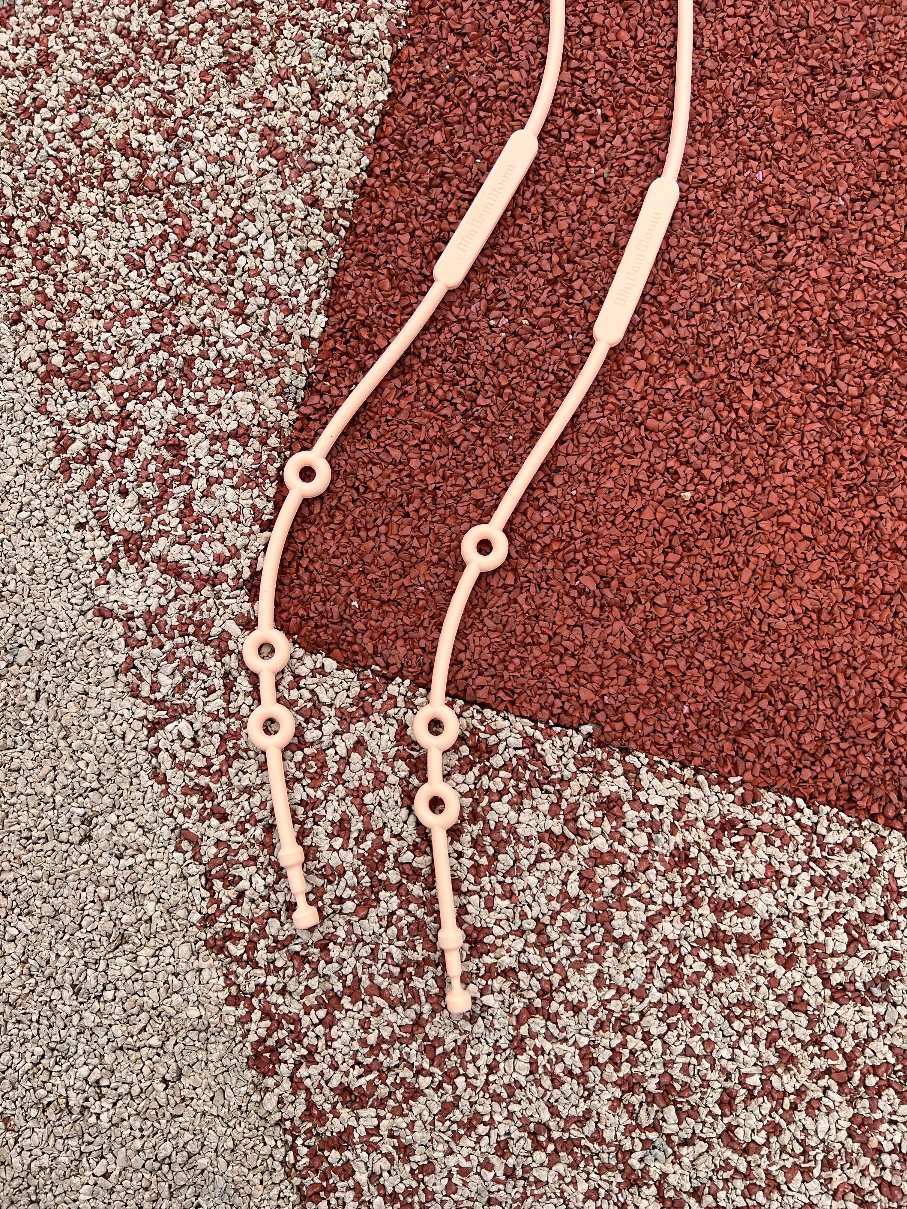 Attache doudou pour poussette Lovie Link Rose Bim Bam Bloom : accessoire indispensable pour ne plus jamais perdre le doudou de bébé. Cet accessoire pour bébé est indispensable. Nos laisses à doudou s'accrochent partout : poussette, voiture, table à langer et chaise haute de bébé.