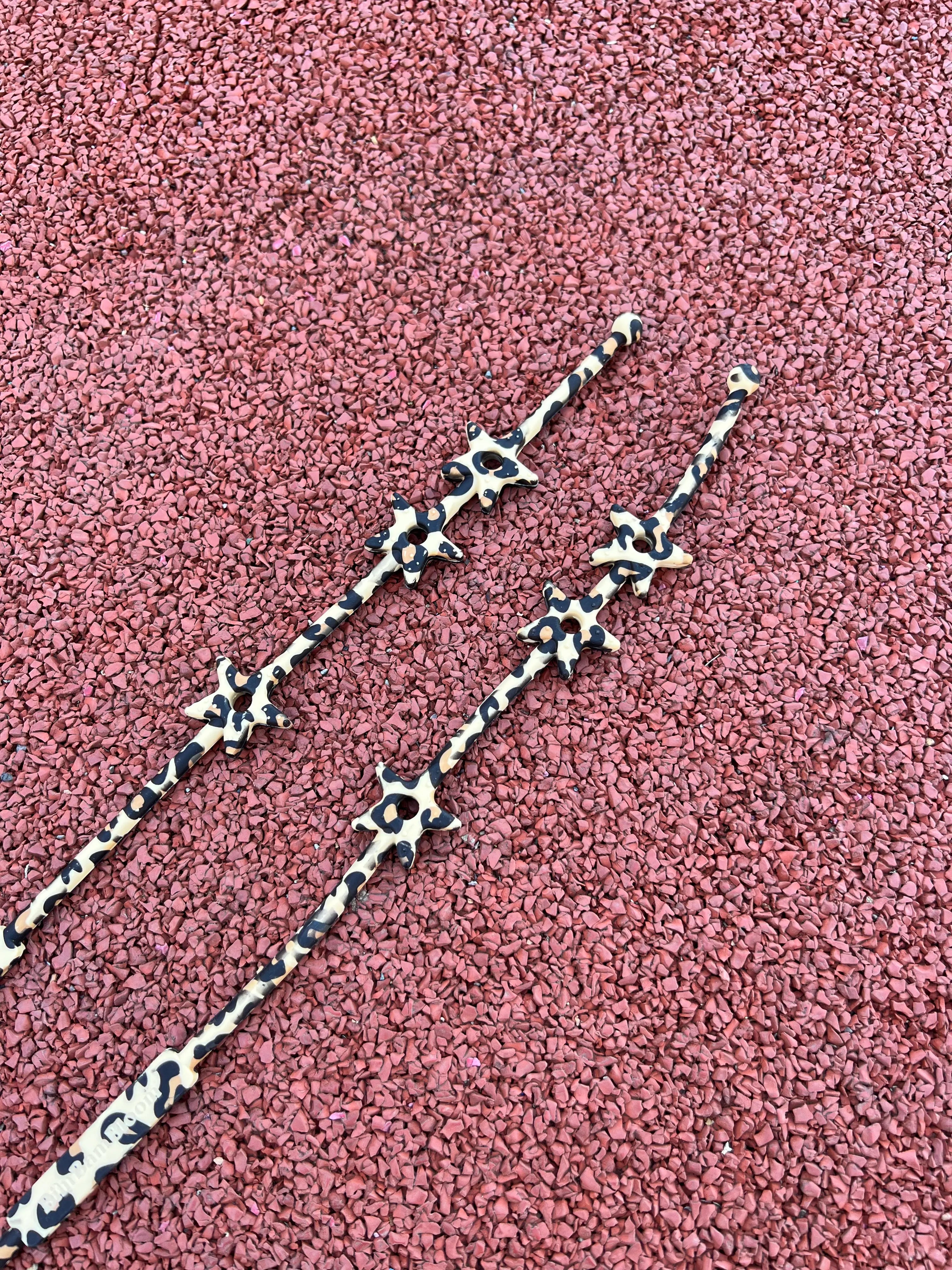 Lovie Link® Star Léopard sur un fond vibrant, mettant en avant son design audacieux et tendance.