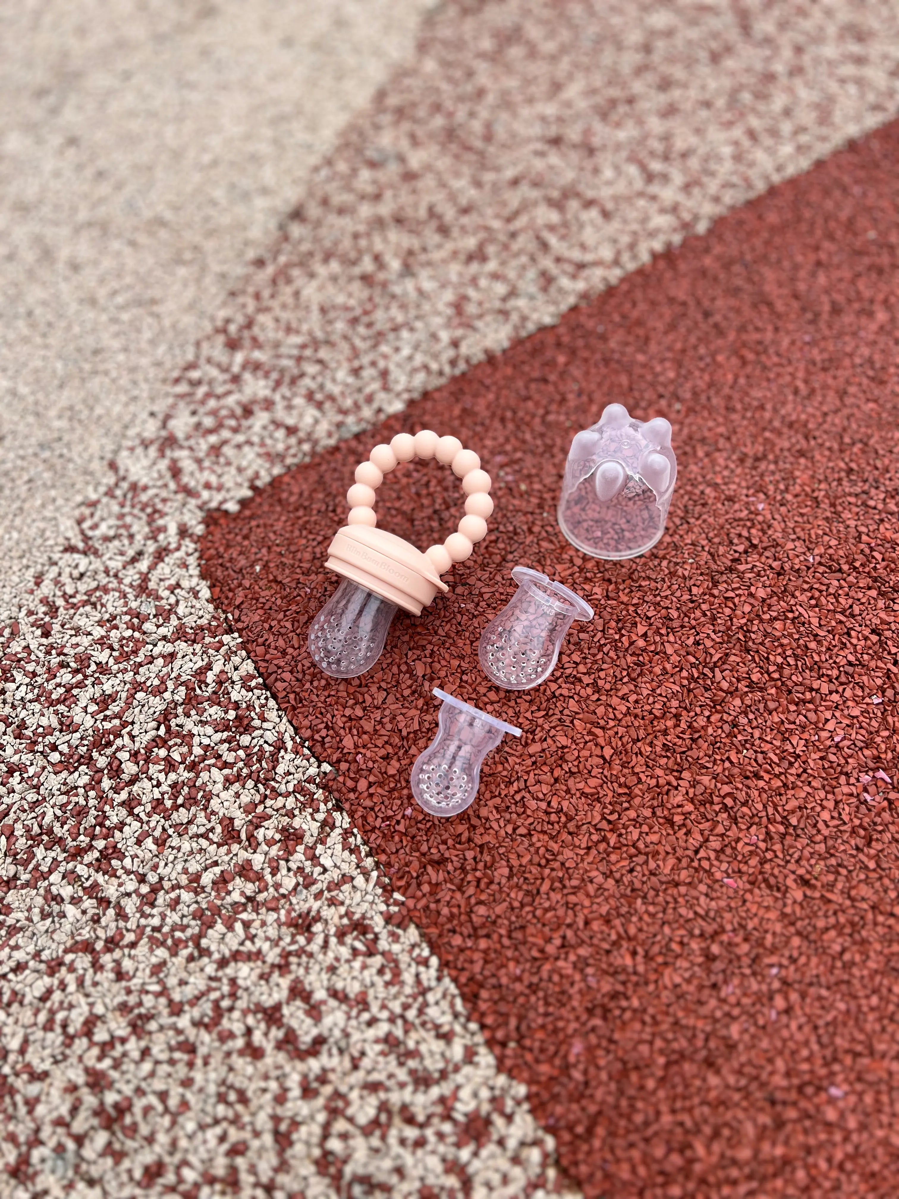 Tetine grignoteuse, gourmande, a fruit pour bebe Yummy Tot par Bim Bam Bloom. De couleur rose et avec ses trois tailles de tetines elle sera parfaite pour votre bebe.