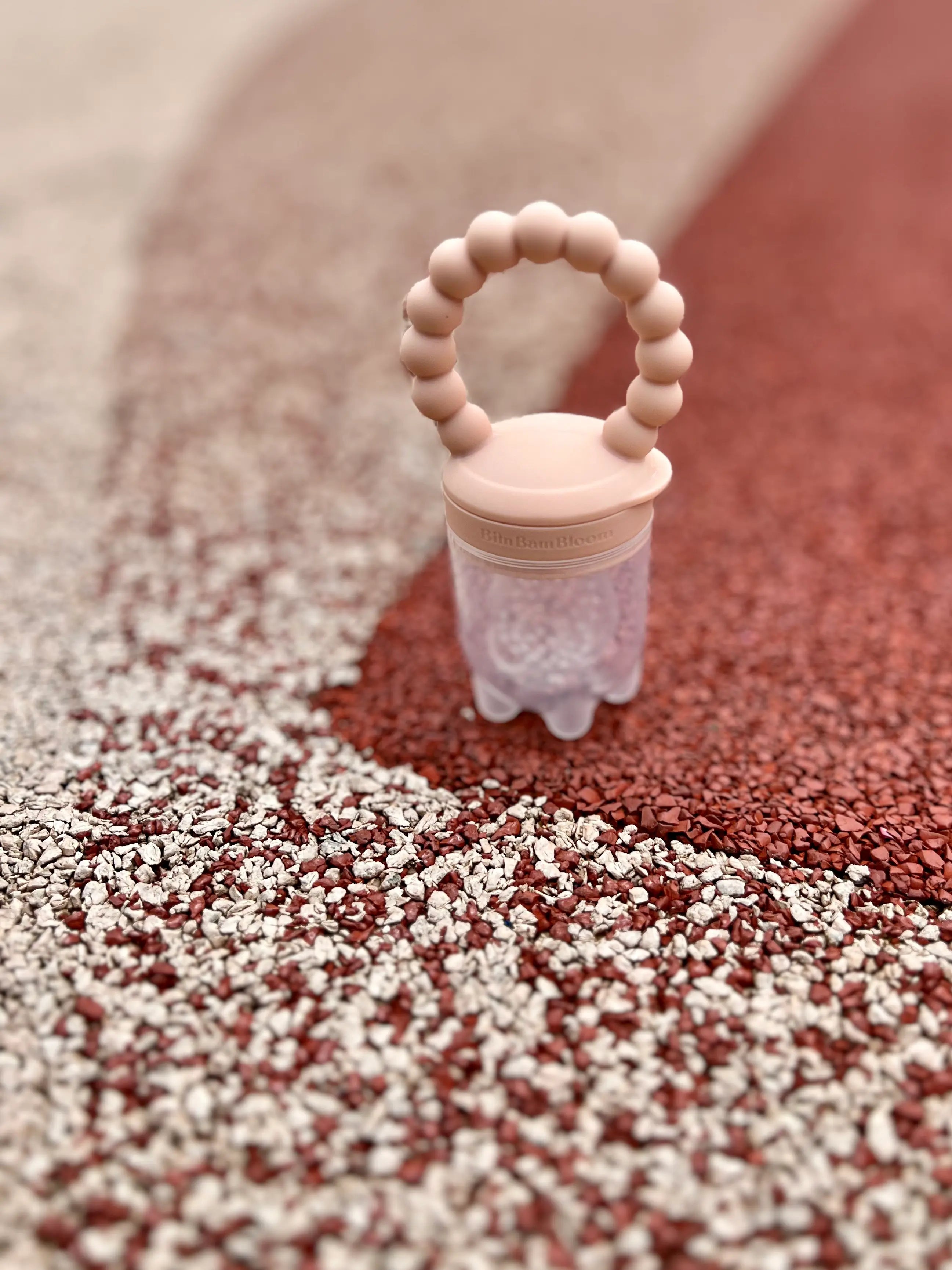 Tetine grignoteuse, gourmande, a fruit pour bebe Yummy Tot par Bim Bam Bloom. De couleur rose et avec ses trois tailles de tetines elle sera parfaite pour votre bebe.