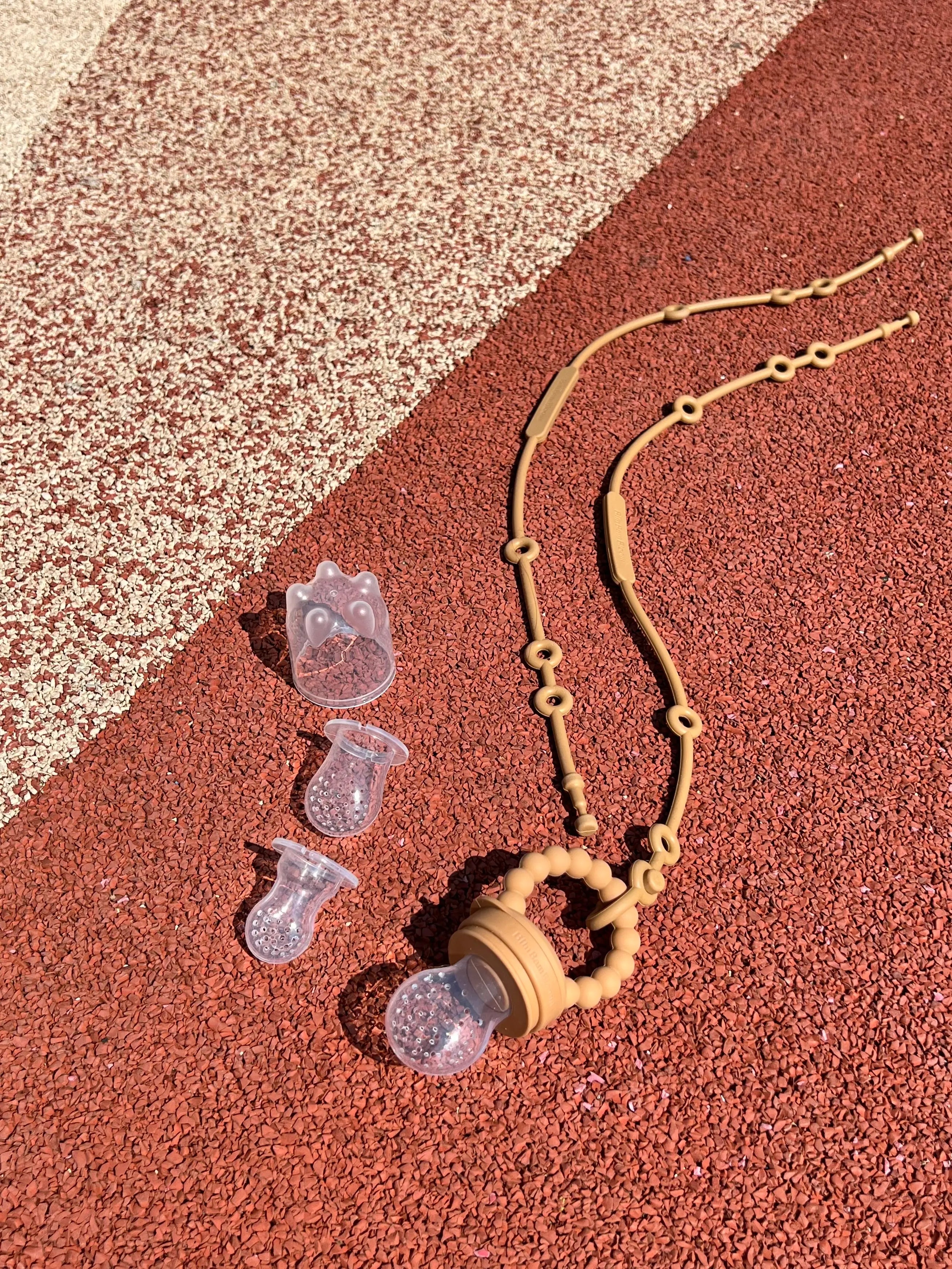 Cadeau de naissance indispensable, le pack tetine grignoteuse Camel de Bim Bam Bloom est en silicone sans BPA, contient trois tailles de tetines S, M ey L et deux attaches Lovie Link.