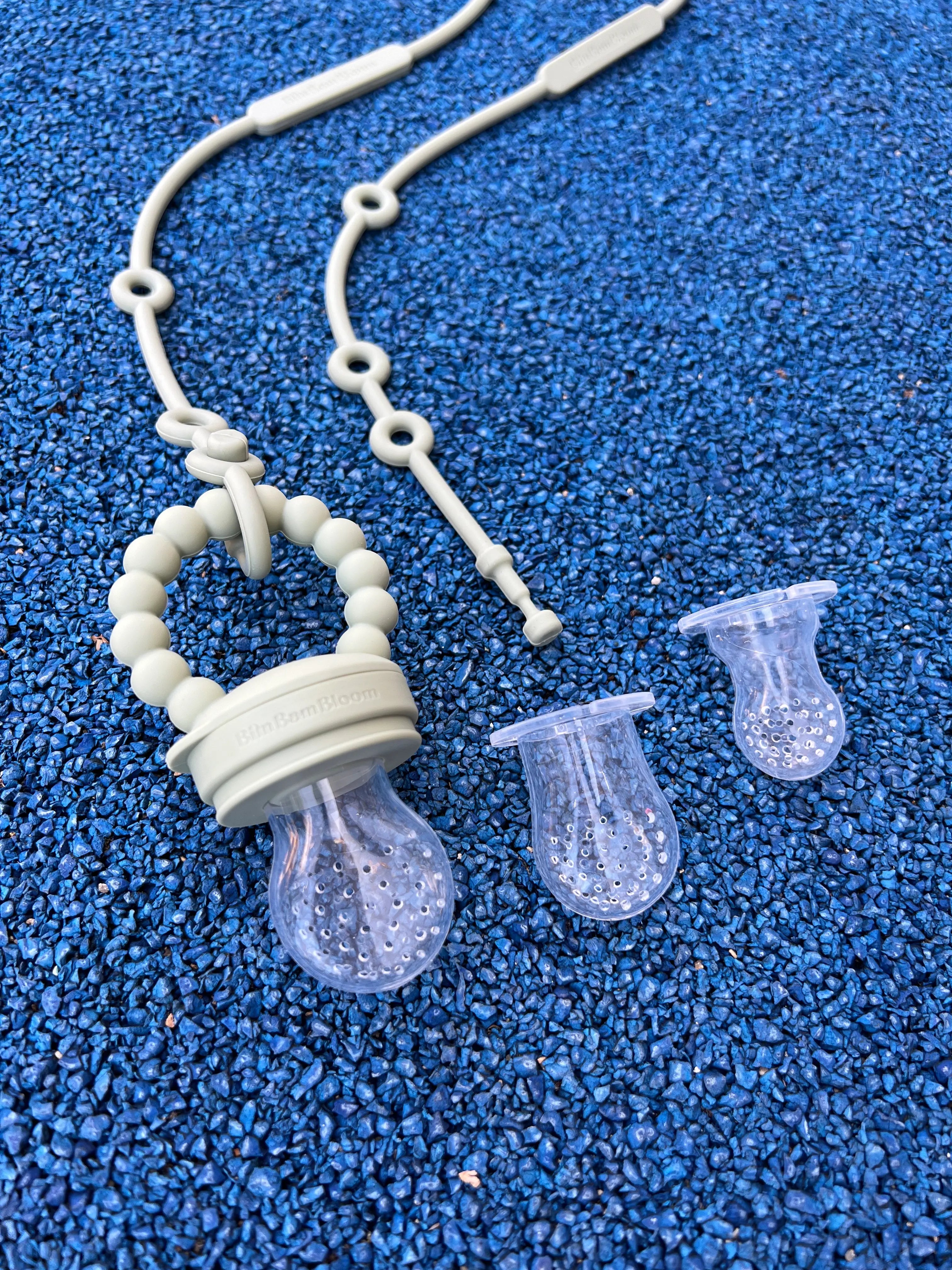 Cadeau de naissance original, pack tetine grignoteuse, tetine a fruit, gourmande Yummy Tot vert Bim Bam Bloom. trois tailles de tetine, deux attaches Lovie Link.