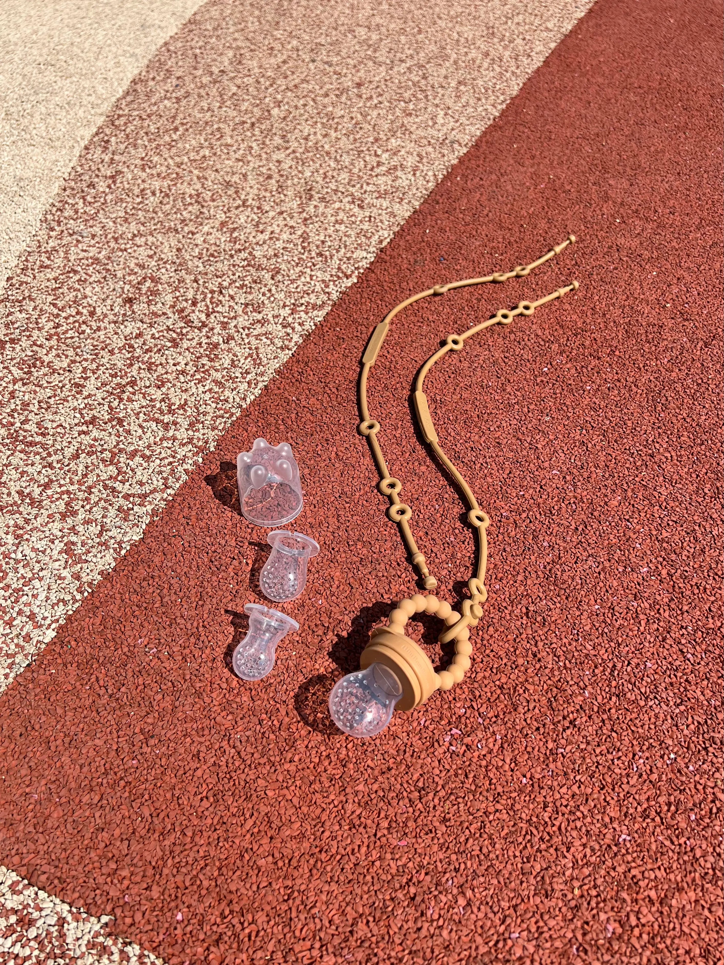 Cadeau de naissance indispensable, le pack tetine grignoteuse Camel de Bim Bam Bloom est en silicone sans BPA, contient trois tailles de tetines S, M ey L et deux attaches Lovie Link.