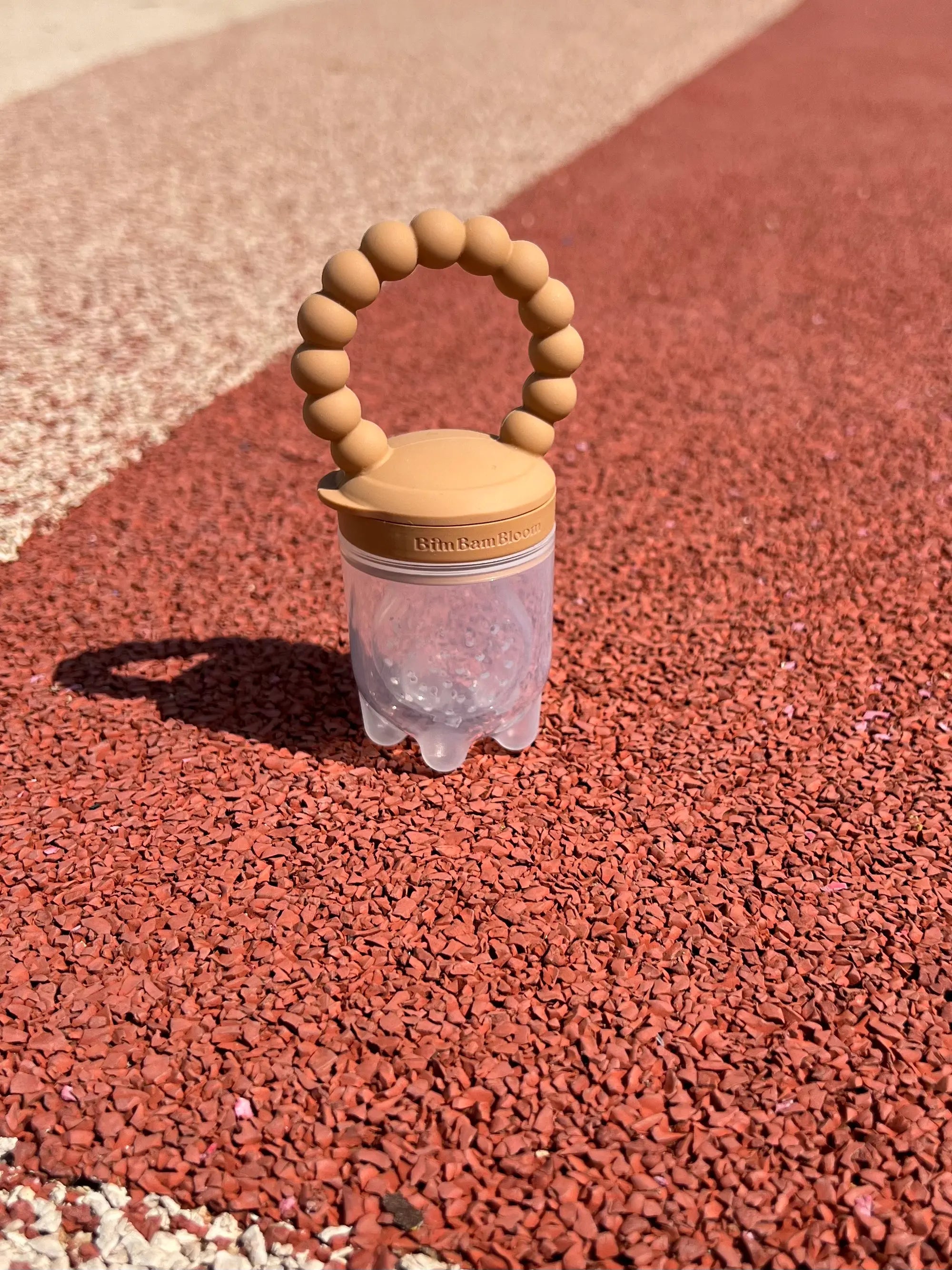 Cadeau de naissance indispensable, le pack tetine grignoteuse Camel de Bim Bam Bloom est en silicone sans BPA, PVC, ni phtalates. Transportez la facilement avec son capuchon protecteur.