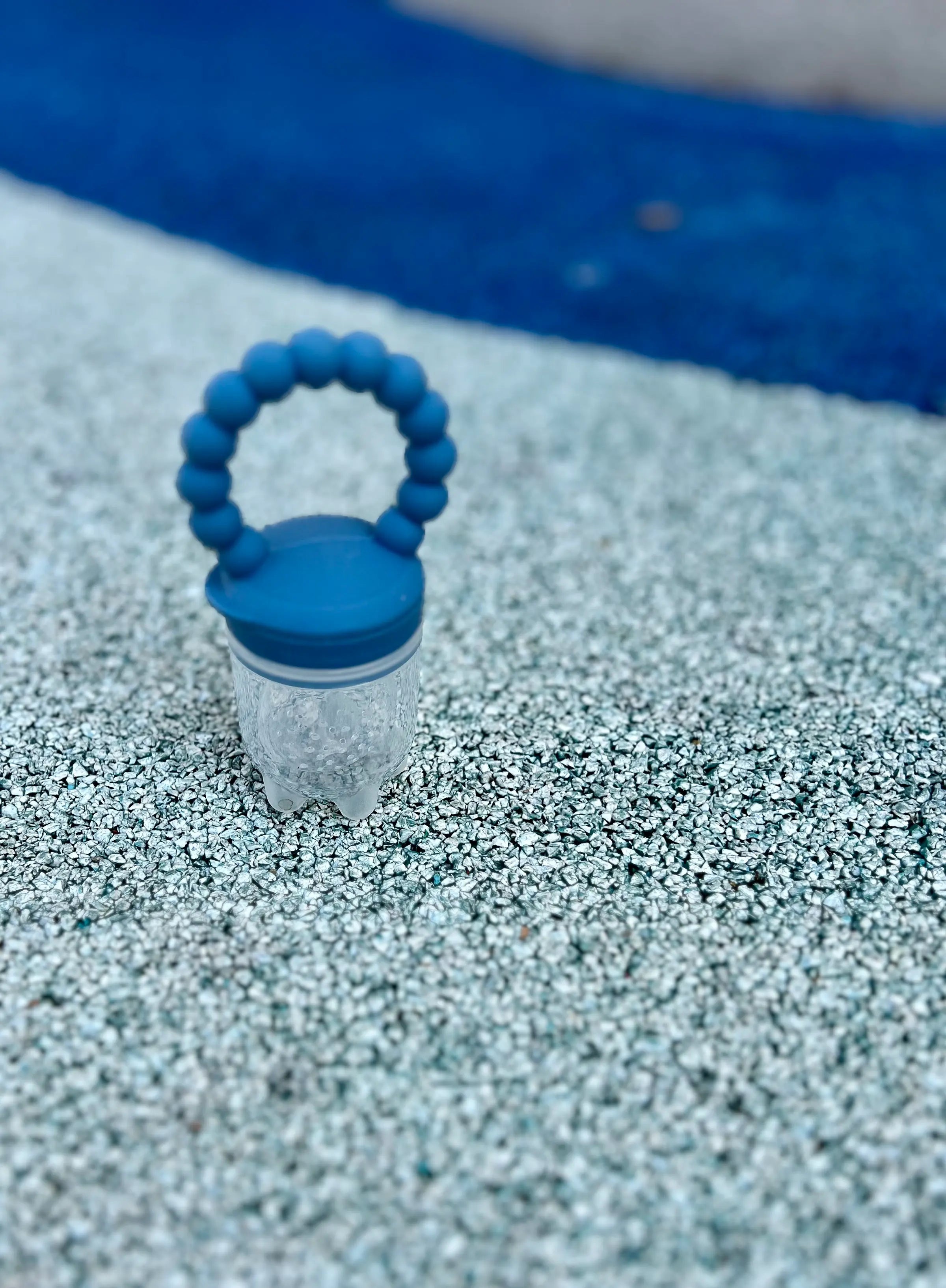 Tetine grignoteuse en silicone bleu. Tetine a fruit Bim Bam Bloom.