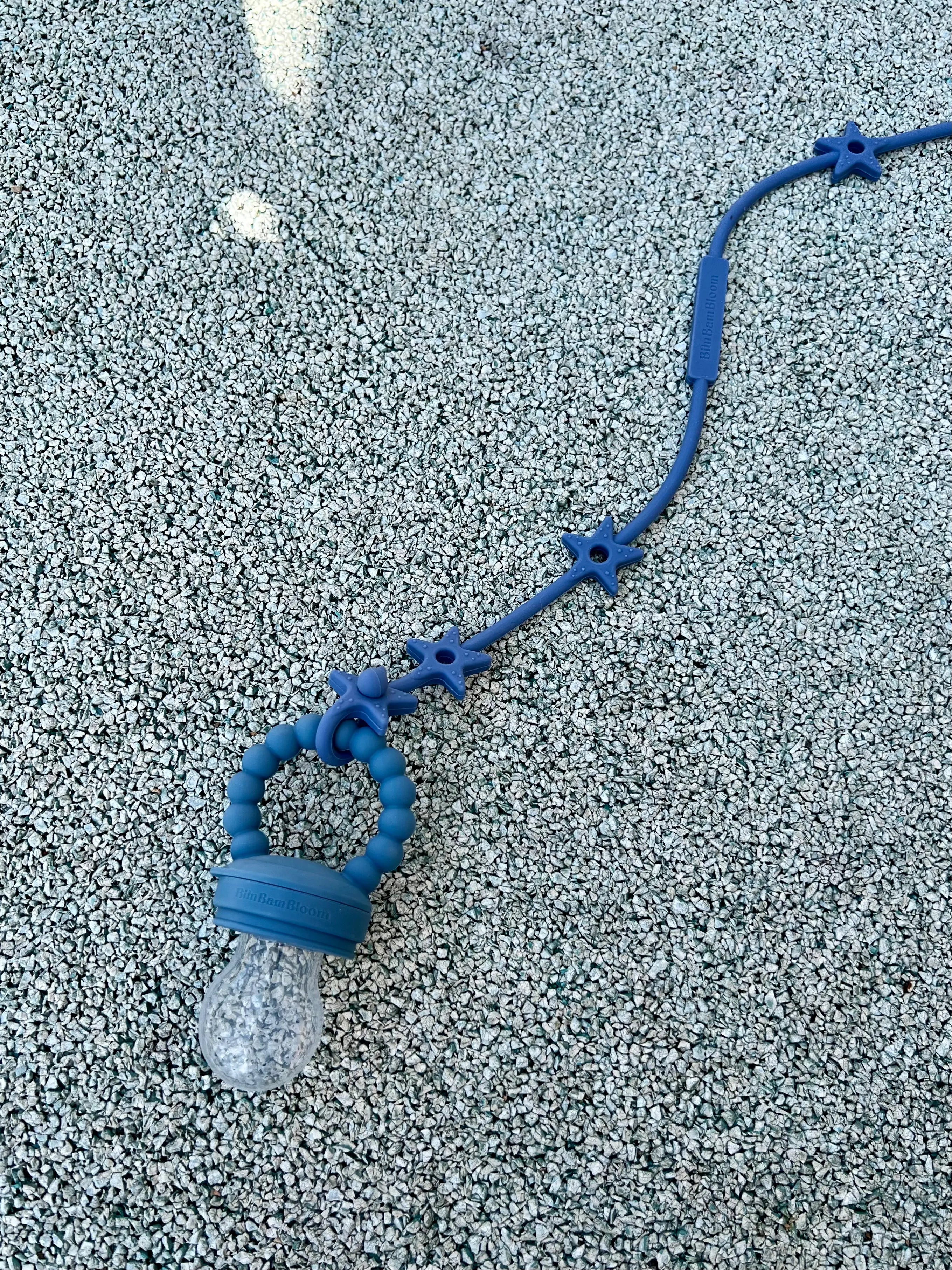 Coffret cadeau de naissance, pack tetine grignoteuse, gourmande Star Bleu en silicone Bim Bam Bloom. Attachee au Lovie Link Star Bleu.