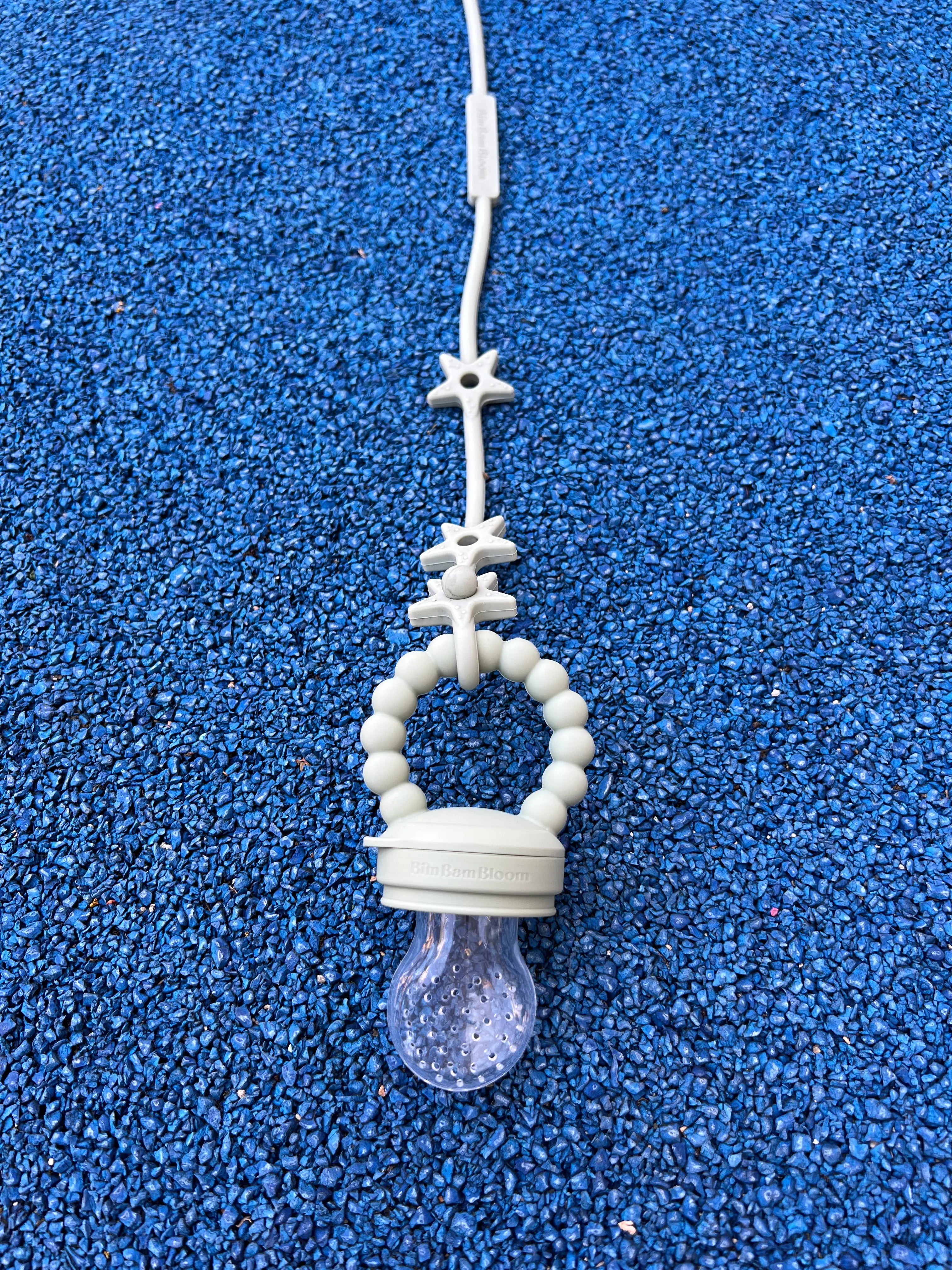 Cadeau de naissance pack Tetine grignoteuse en silicone vert par Bim Bam Bloom. Attachee au Lovie Link Star vert.