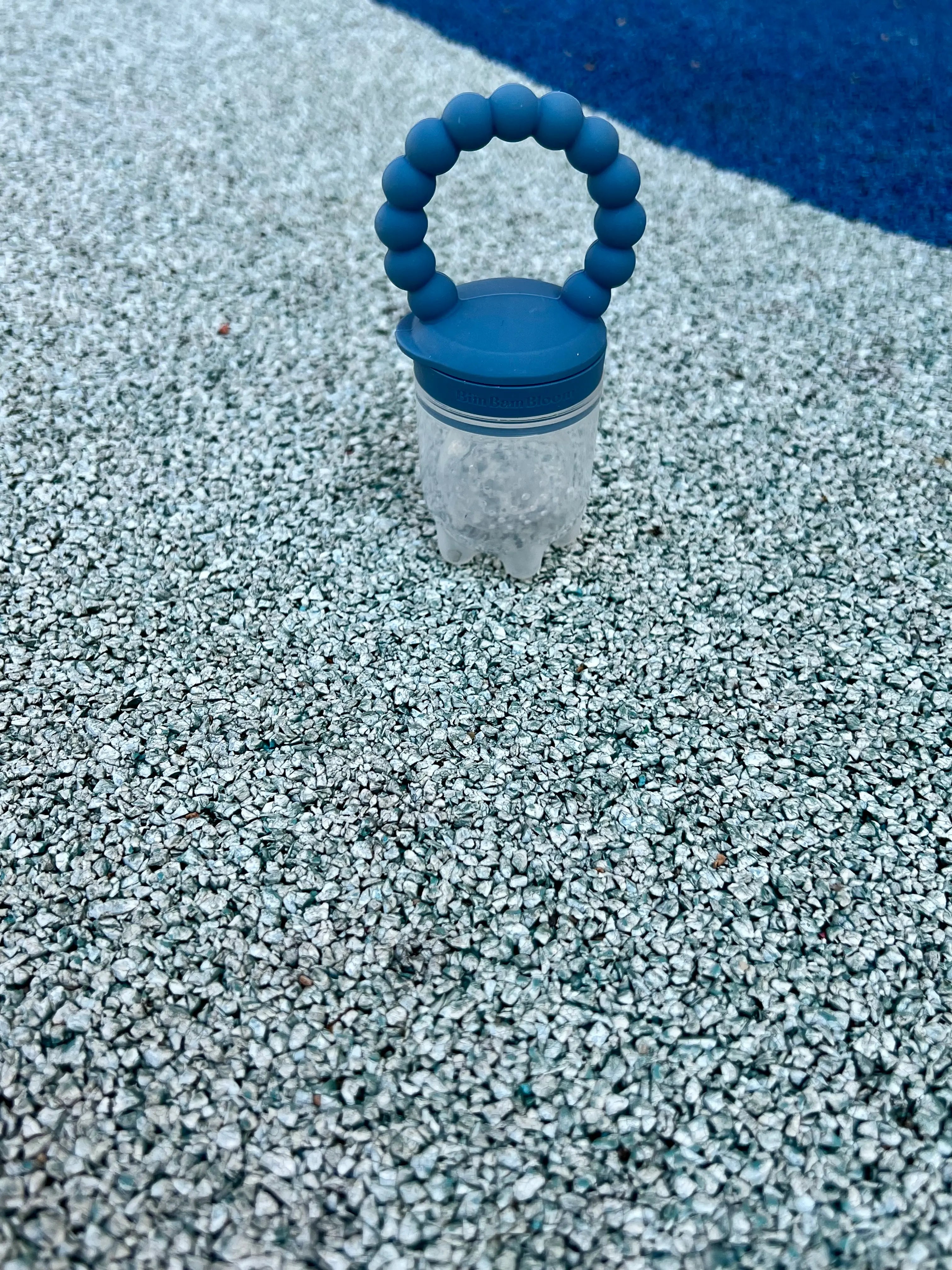 Tetine grignoteuse, a fruit pour bebe, gourmande, Yummy Tot Bleu en silicone Bim Bam Bloom.