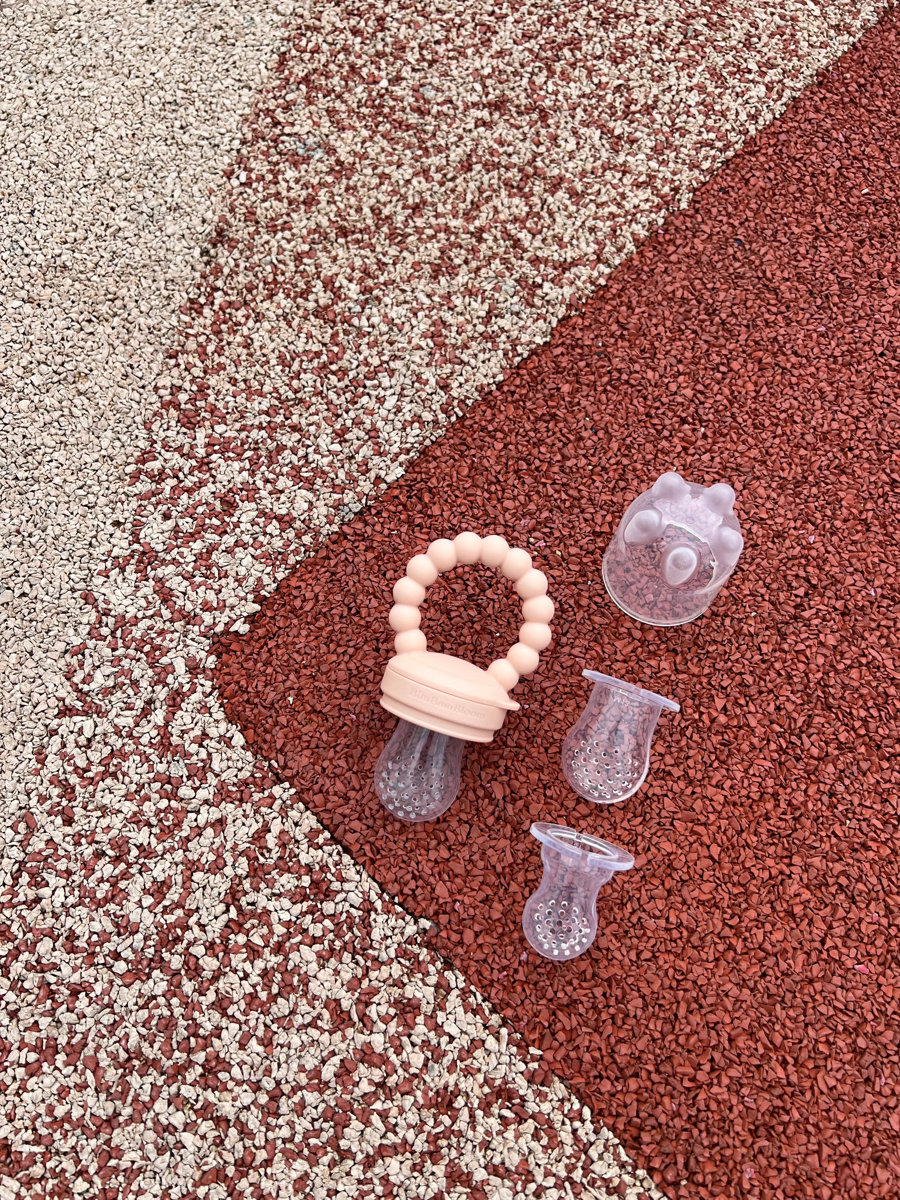 Tetine grignoteuse, gourmande, a fruit, Yummy Tot Rose par Bim Bam Bloom avec ses trois tailles de tetines et son capuchon protecteur.