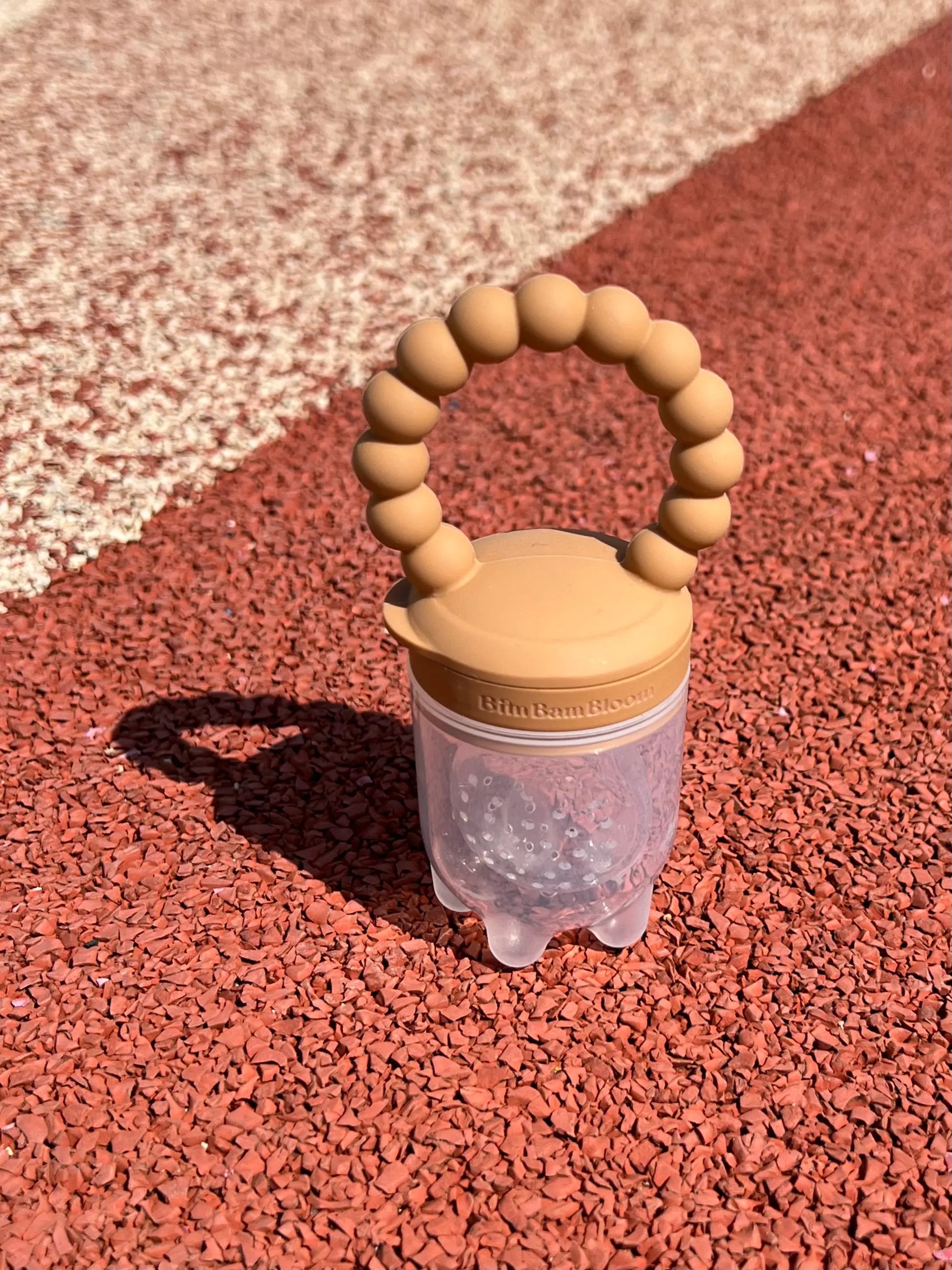 Cadeau de naissance, pack tetine grignoteuse Star Camel par Bim Bam Bloom. Transportez la facilement race a son capuchon protecteur.