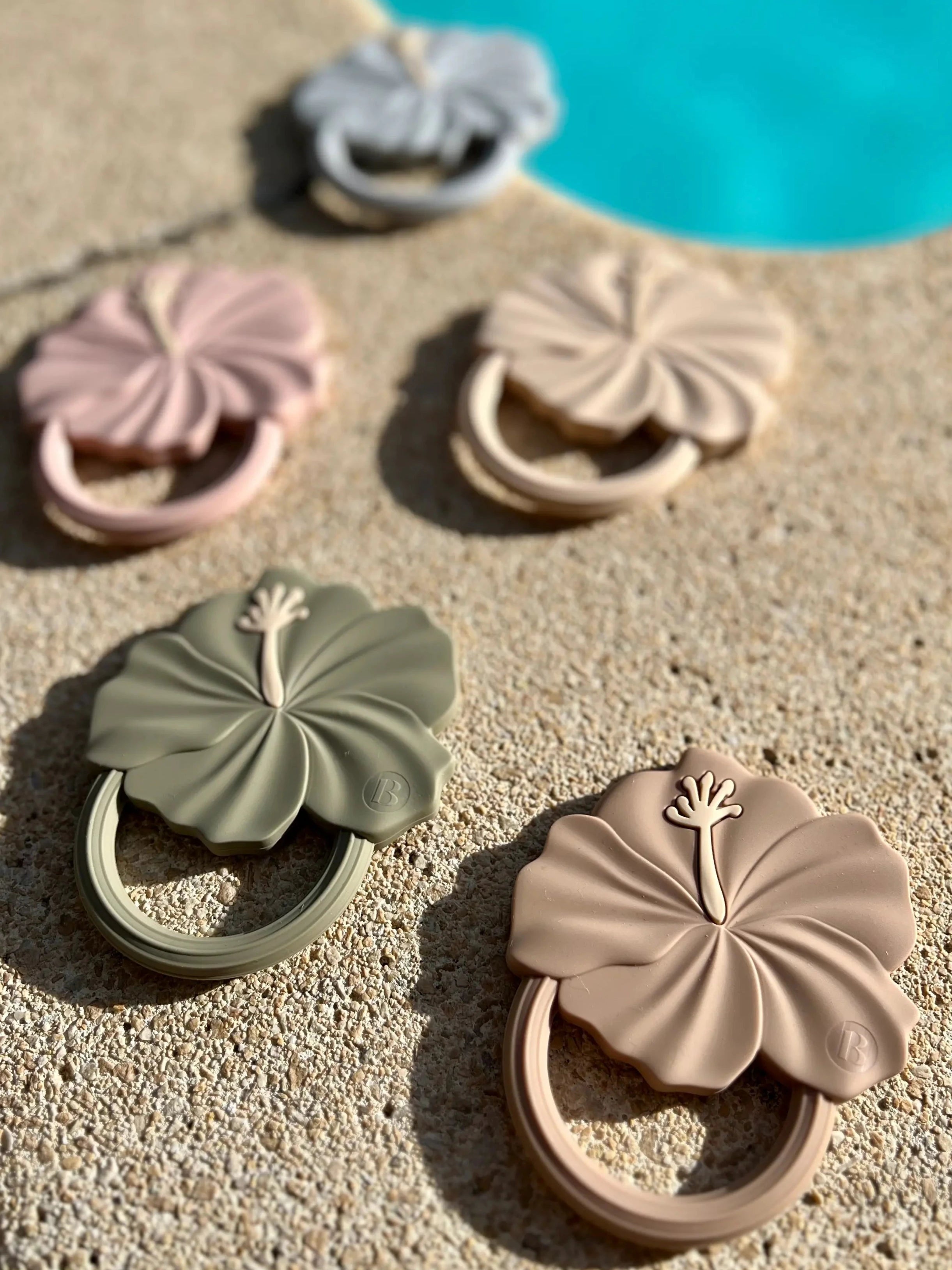 Nos 5 couleurs d'anneaux de dentitions Fleur d'hibiscus Bim Bam Bloom.