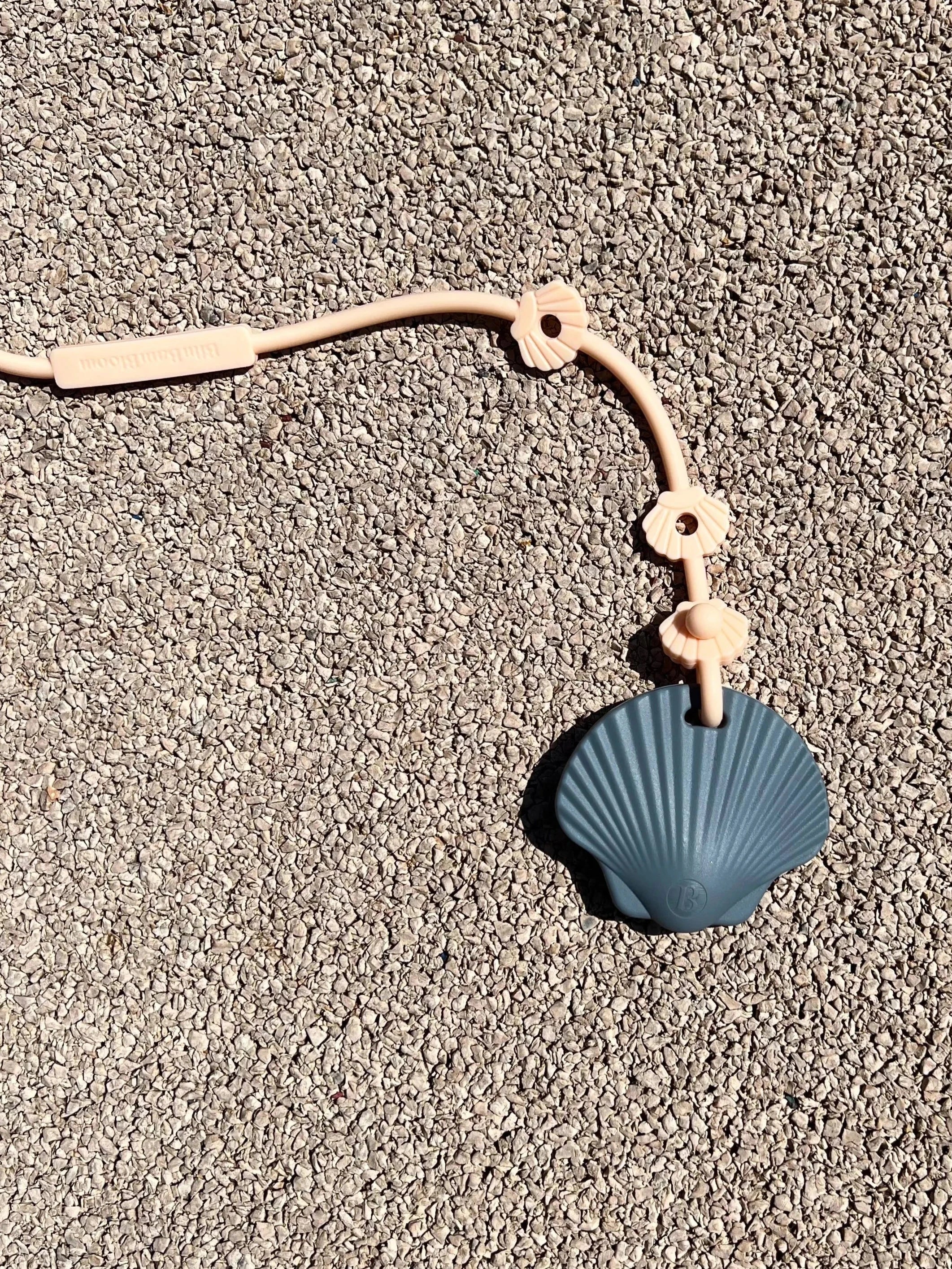 Attache doudou Lovie Link® Shell rose guimauve fondante attaché à notre anneau de dentition Shell Bim Bam Bloom, combinant sécurité et praticité pour bébé.