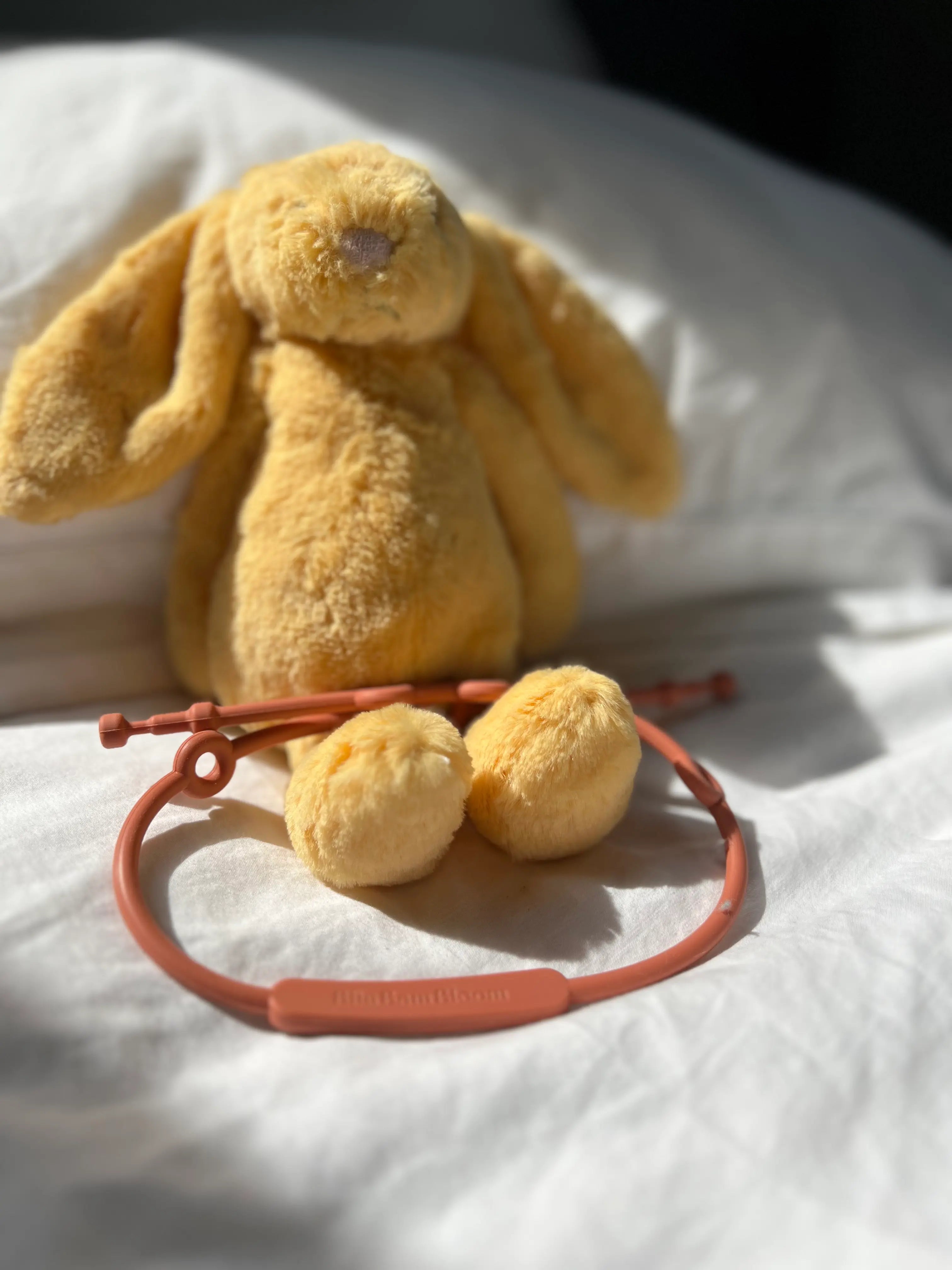 Attaches doudou pour poussette Lovie Link Terracotta Bim Bam Bloom en silicone sans BPA ni Phtalates qui se fixe facilement à la poussette de votre bébé. C'est la solution pour ne plus perdre doudou.