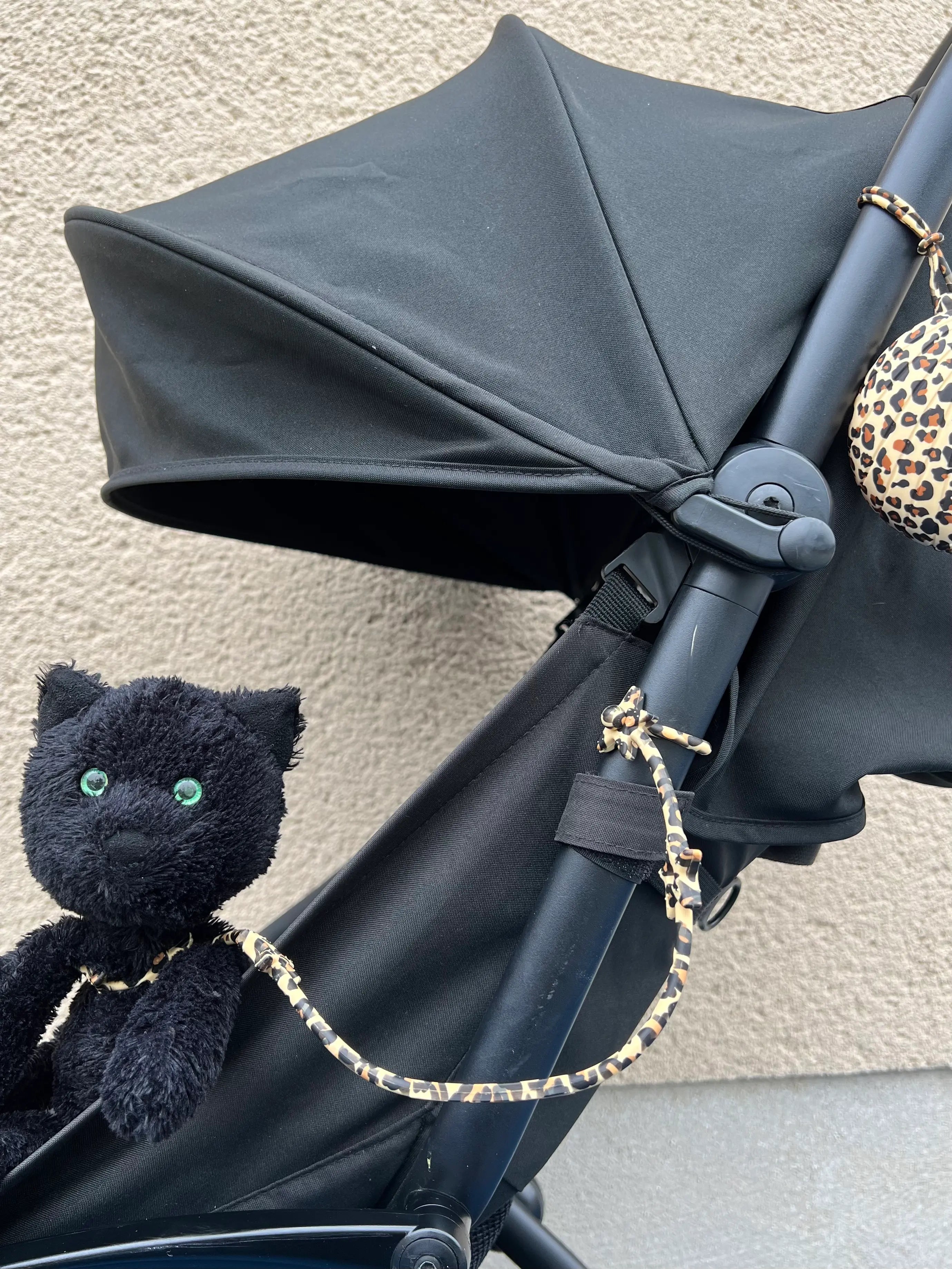 Coffret cadeau naissance, pack poussette star leopard en silicone Bim Bam Bloom. Attache doudou pour poussette leopard avec sa boite a tetine accrochee a lune poussette.